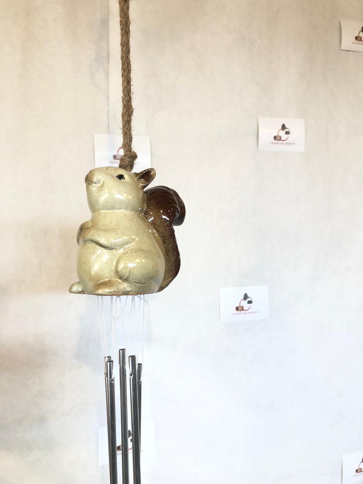 Pendaglio a Vento Scoiattolo in Ceramica – Decorazione da Giardino con Suono Armonioso