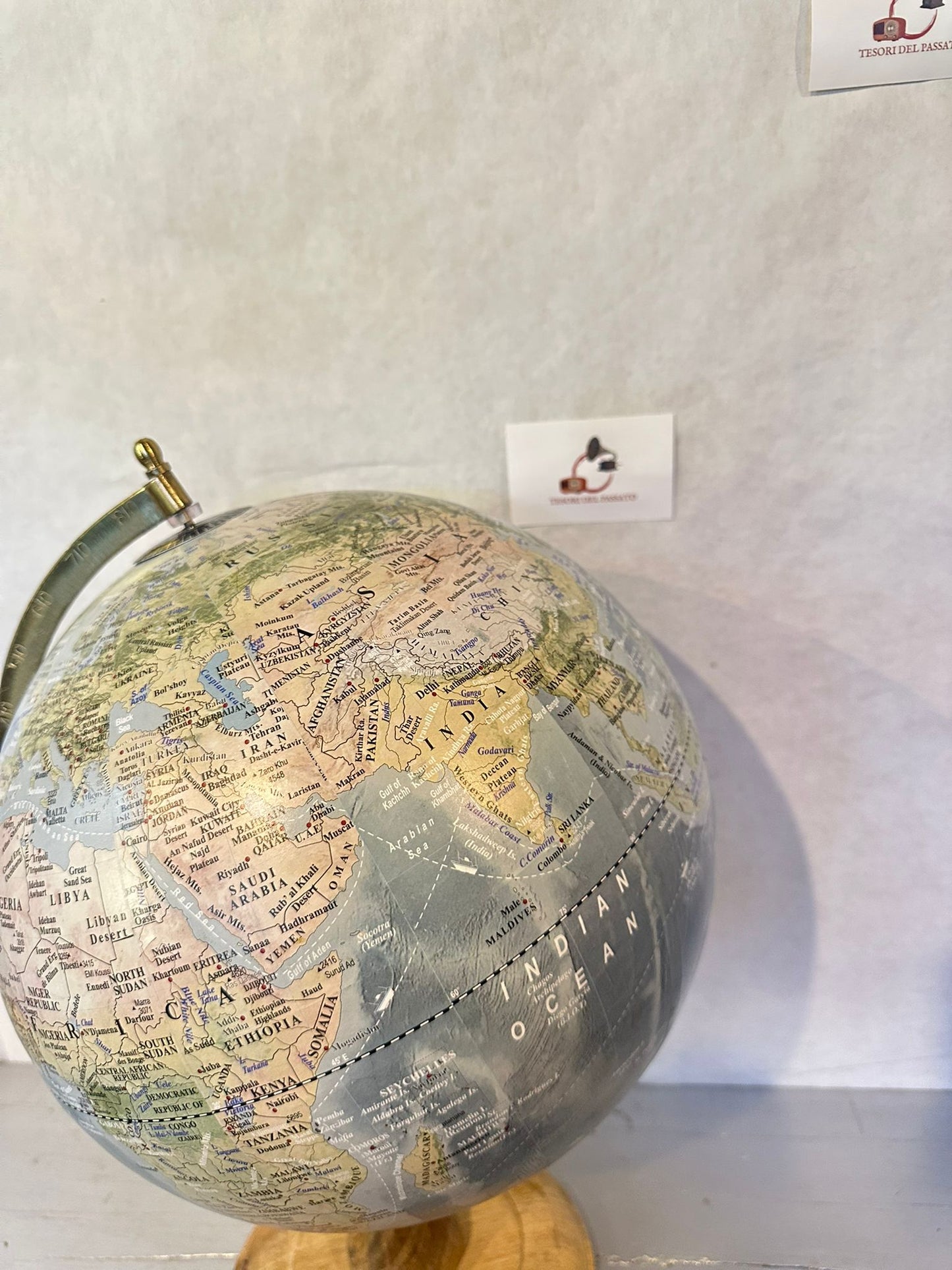 Mappamondo Vintage Blu con Base in Legno – Globo Terrestre Elegante da Tavolo per Arredamento e Studio