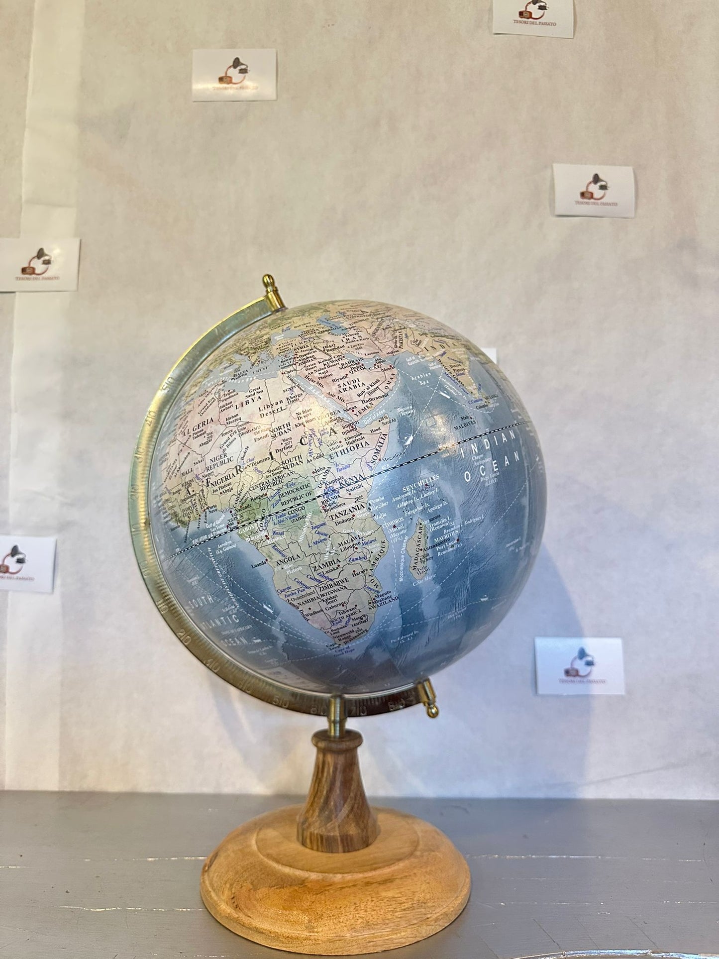 Mappamondo Vintage Blu con Base in Legno – Globo Terrestre Elegante da Tavolo per Arredamento e Studio