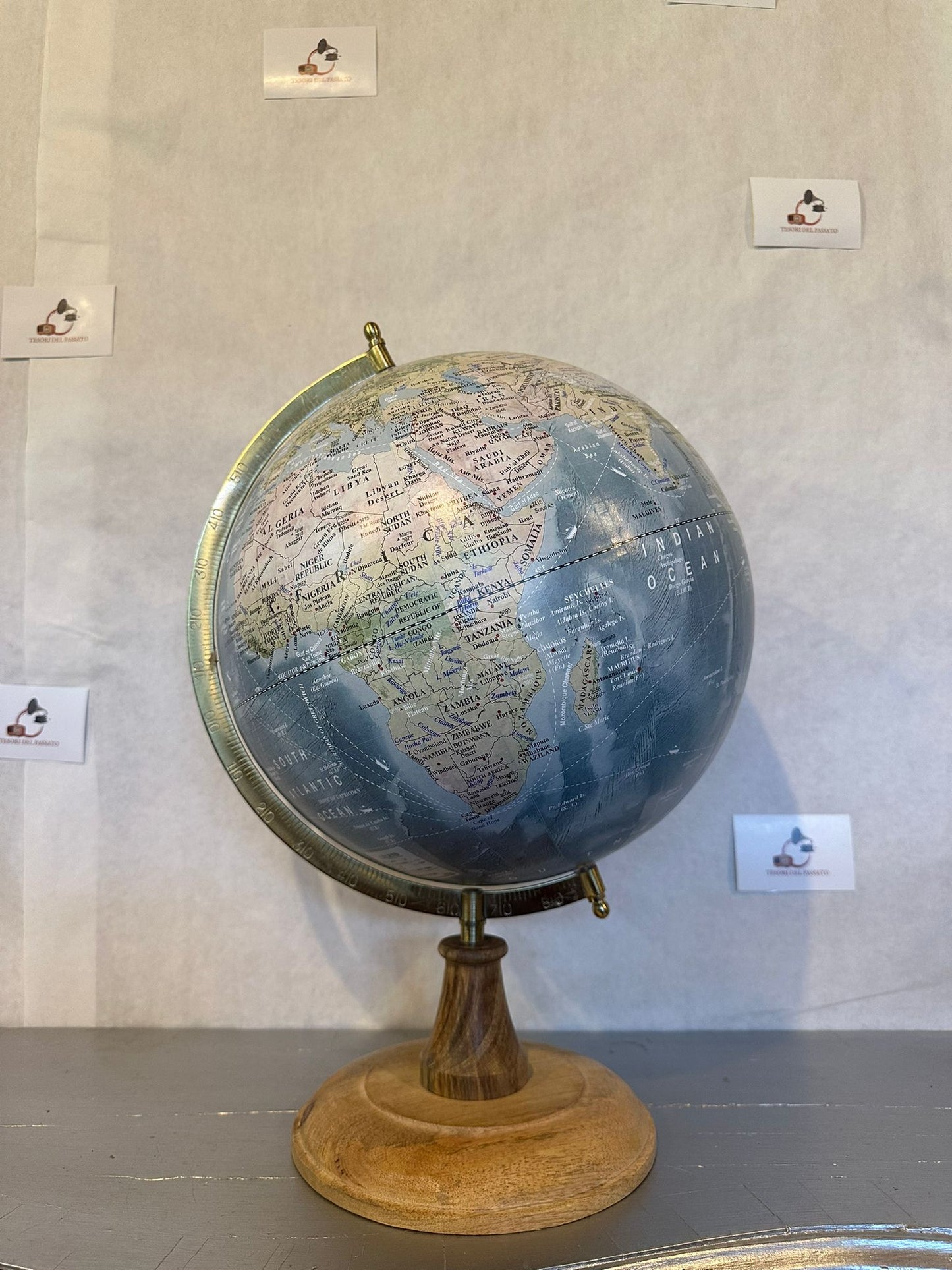 Mappamondo Vintage Blu con Base in Legno – Globo Terrestre Elegante da Tavolo per Arredamento e Studio