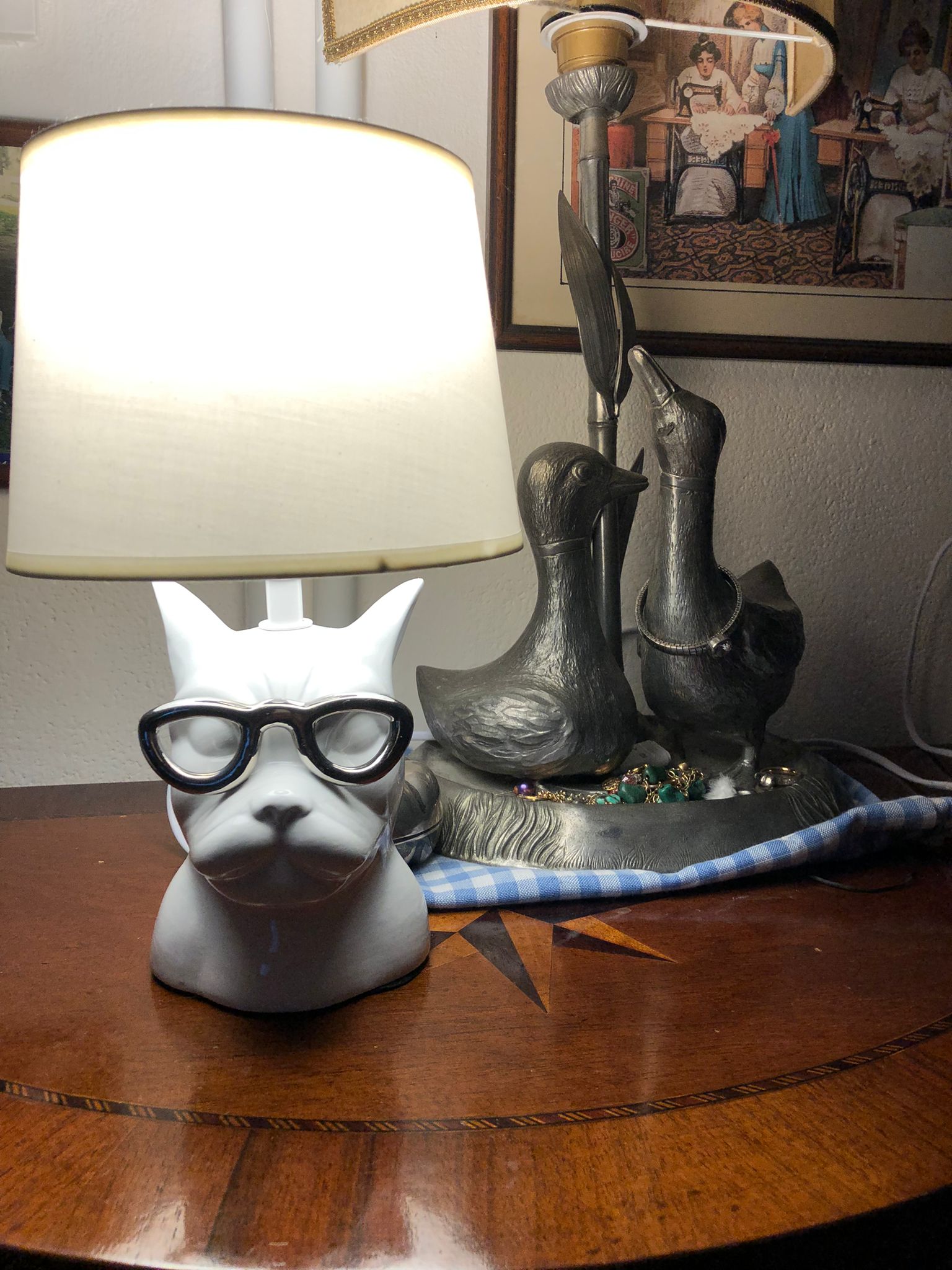 Lampada da tavolo bulldog con occhiali e paralume in tessuto, complemento d'arredo design moderno e vintage