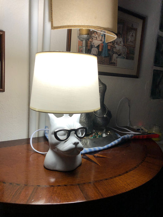 Lampada da tavolo bulldog con occhiali e paralume in tessuto, complemento d'arredo design moderno e vintage