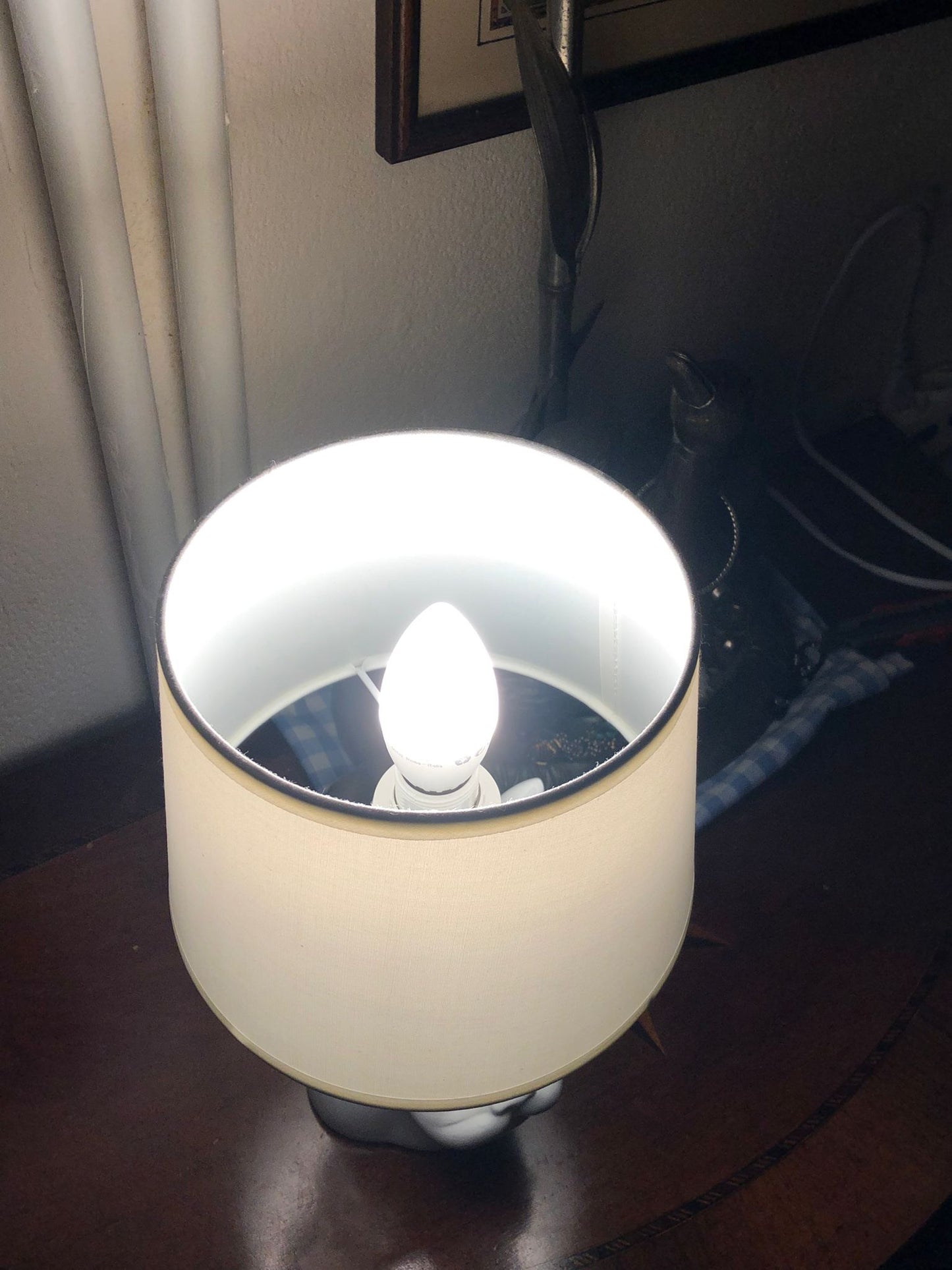 Lampada da tavolo bulldog con occhiali e paralume in tessuto, complemento d'arredo design moderno e vintage