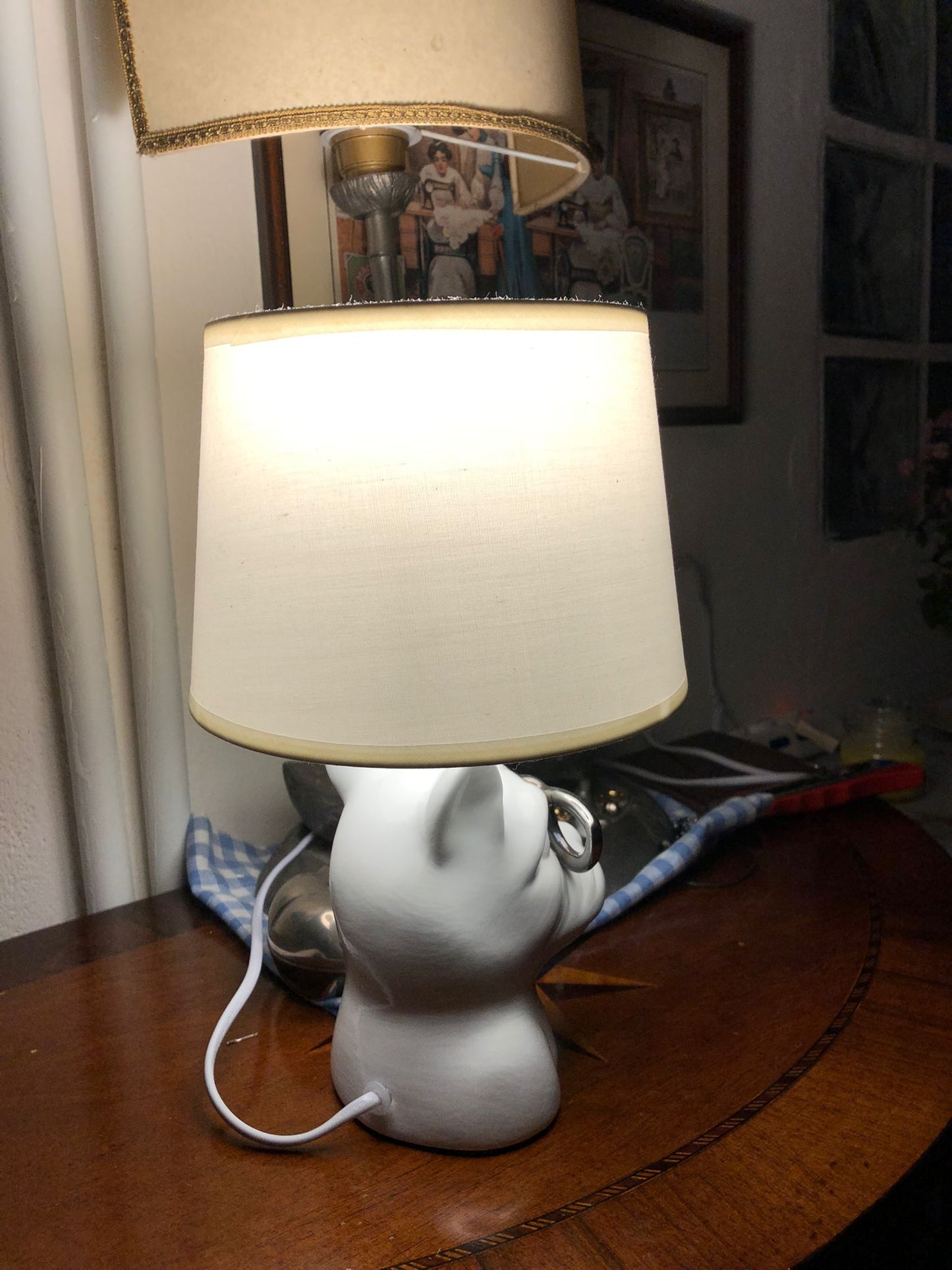 Lampada da tavolo bulldog con occhiali e paralume in tessuto, complemento d'arredo design moderno e vintage