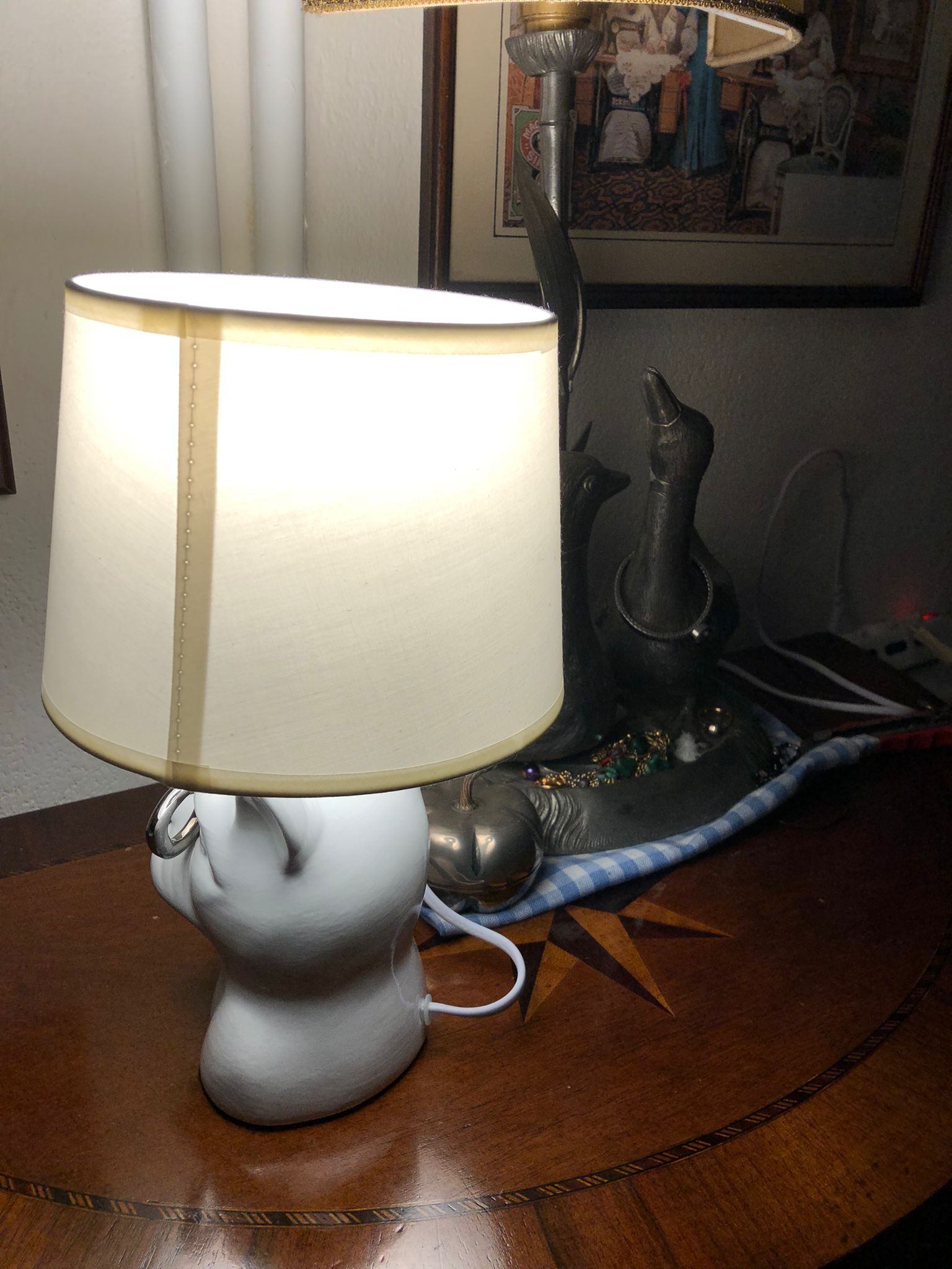 Lampada da tavolo bulldog con occhiali e paralume in tessuto, complemento d'arredo design moderno e vintage