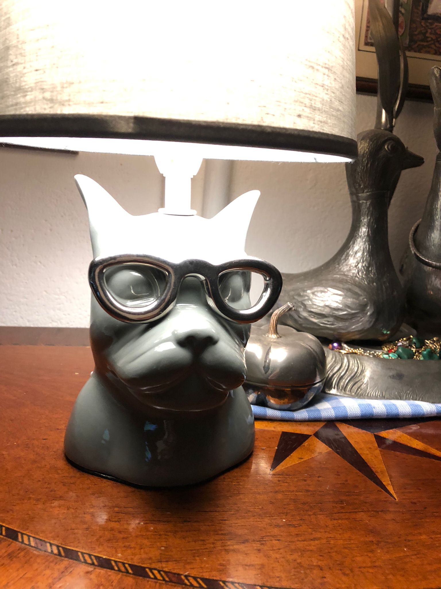 Lampada da tavolo bulldog con occhiali, abat-jour decorativa dal design moderno. Ideale per soggiorno, camera da letto, studio e arredamento contemporaneo di carattere.