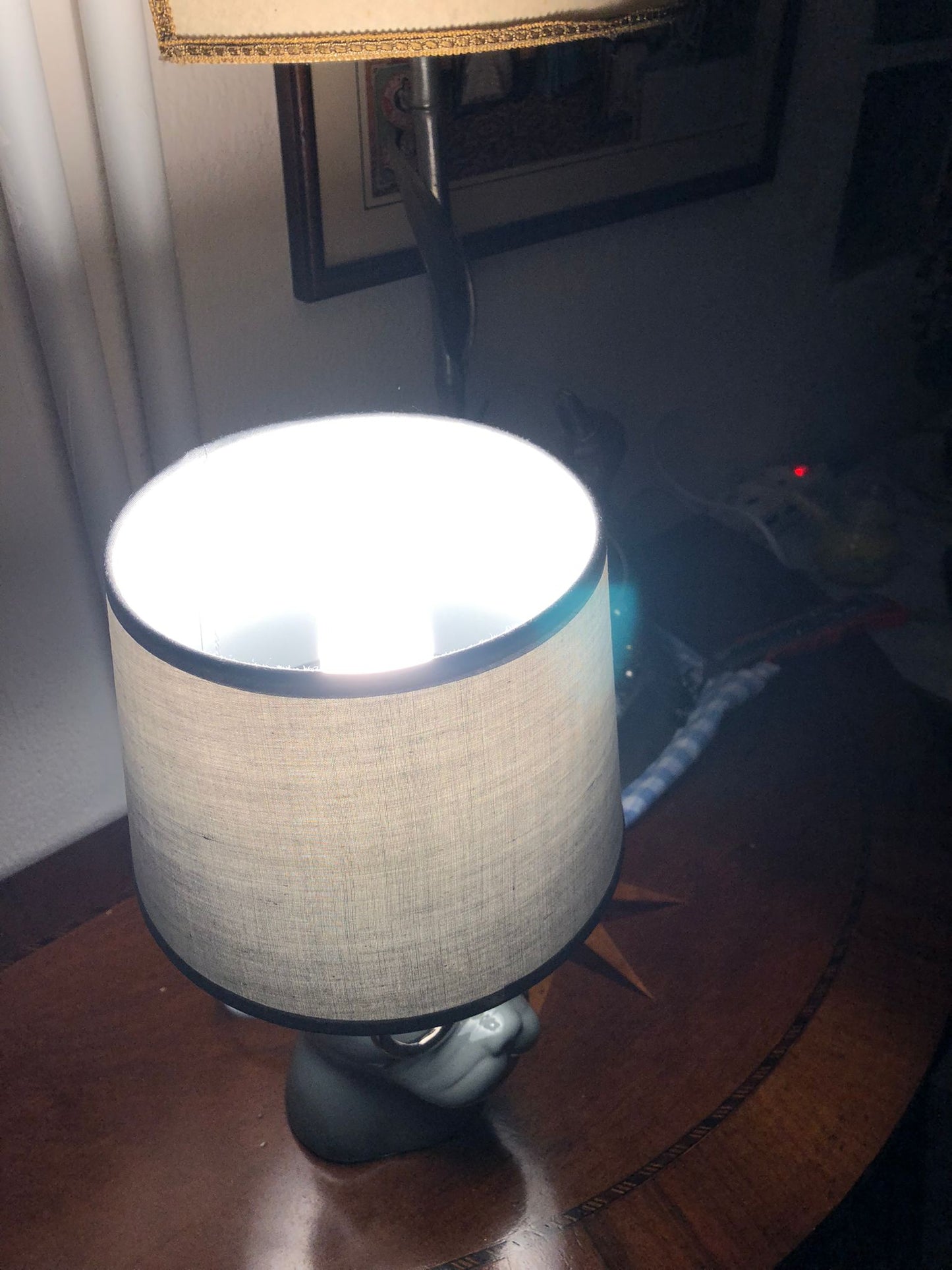 Lampada da tavolo bulldog con occhiali, abat-jour decorativa dal design moderno. Ideale per soggiorno, camera da letto, studio e arredamento contemporaneo di carattere.