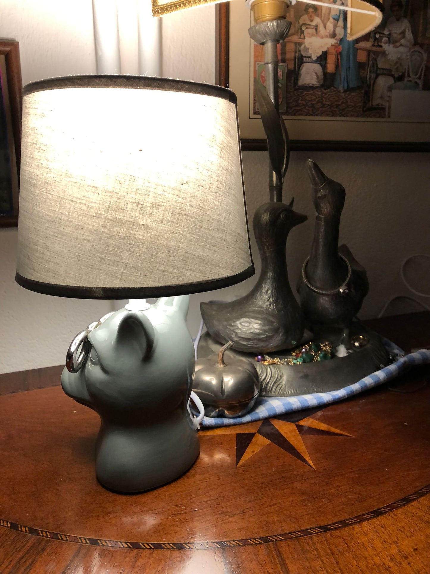 Lampada da tavolo bulldog con occhiali, abat-jour decorativa dal design moderno. Ideale per soggiorno, camera da letto, studio e arredamento contemporaneo di carattere.