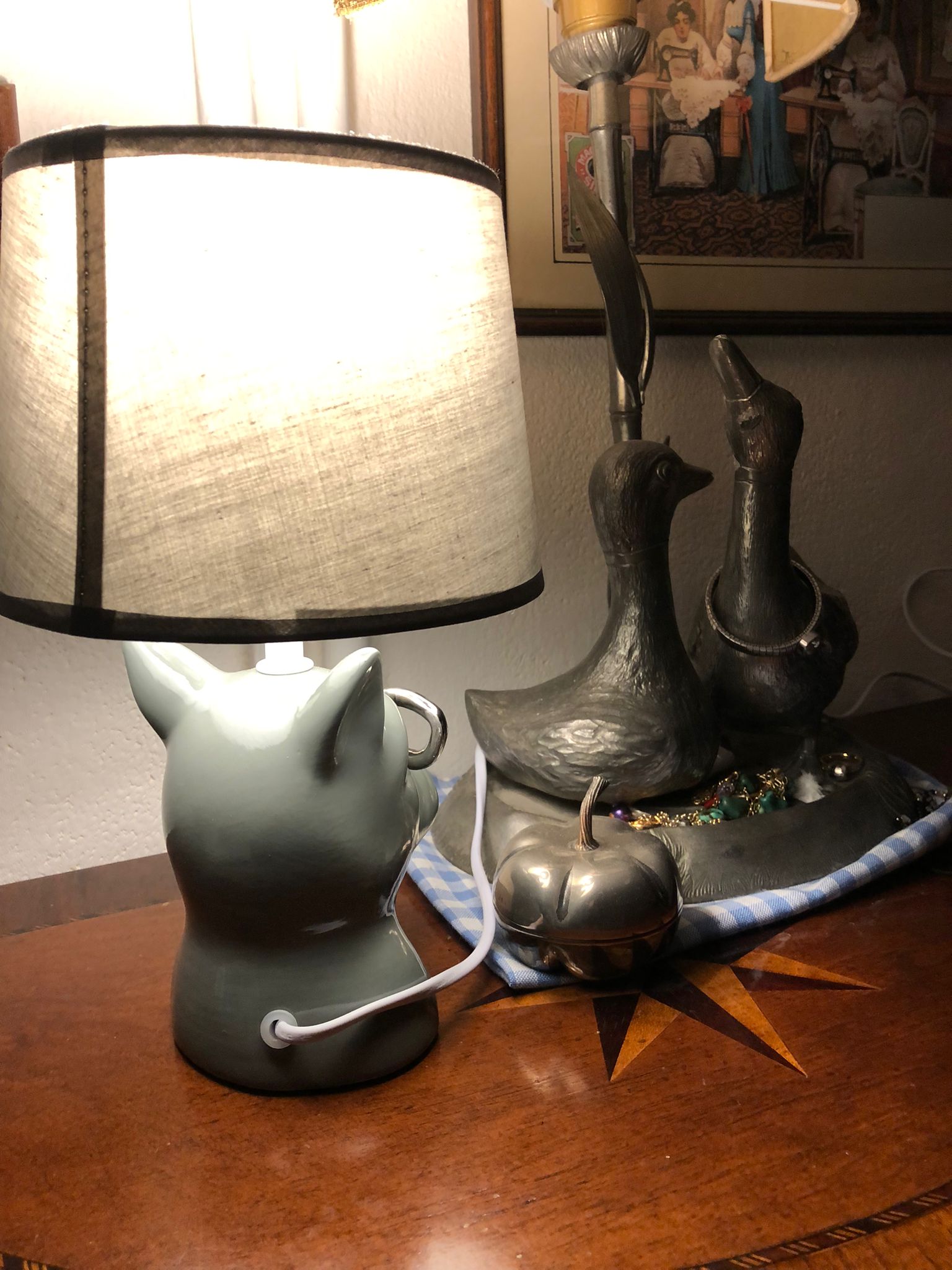 Lampada da tavolo bulldog con occhiali, abat-jour decorativa dal design moderno. Ideale per soggiorno, camera da letto, studio e arredamento contemporaneo di carattere.