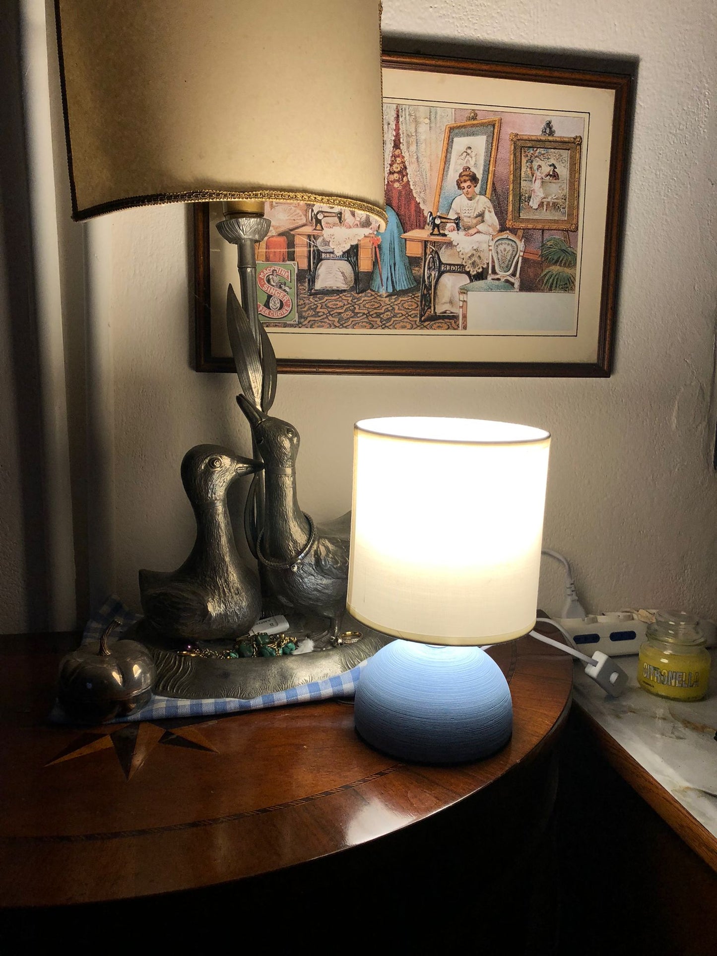 Lampada da Tavolo Moderna Blu con Paralume Design Elegante per Camera e Soggiorno