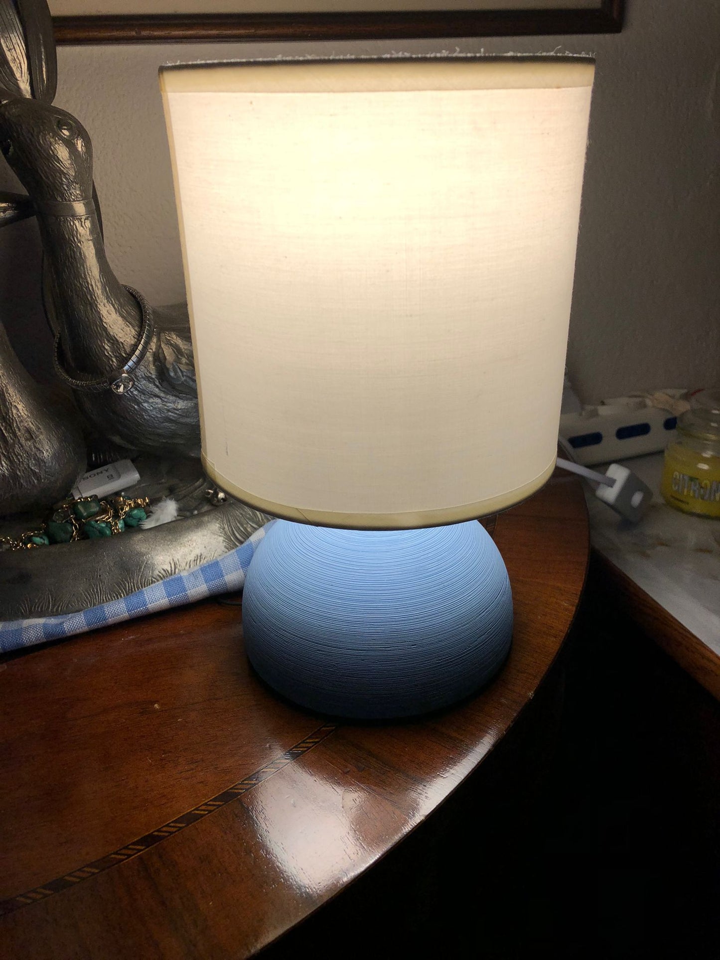 Lampada da Tavolo Moderna Blu con Paralume Design Elegante per Camera e Soggiorno