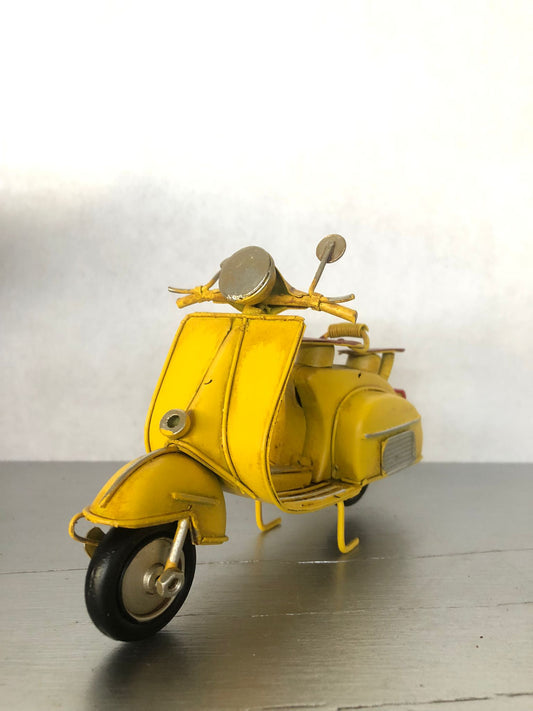 Vespa Vintage Gialla in Metallo – Modellino Scooter d’Epoca Retrò da Collezione e Arredamento