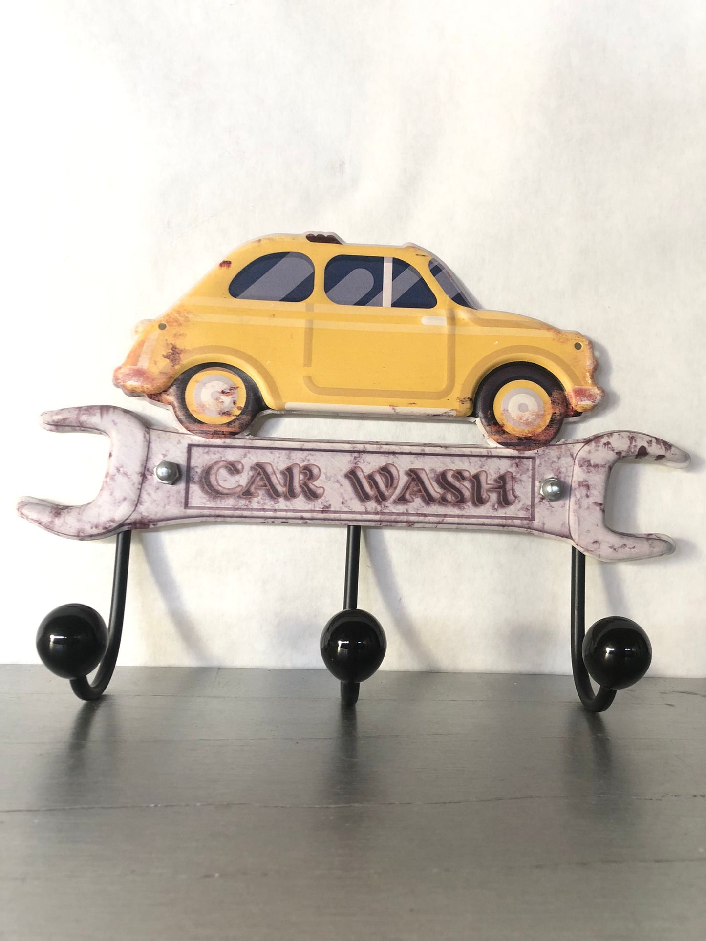 Appendino in Metallo Car Wash con Auto Gialla – Stile Vintage Officina