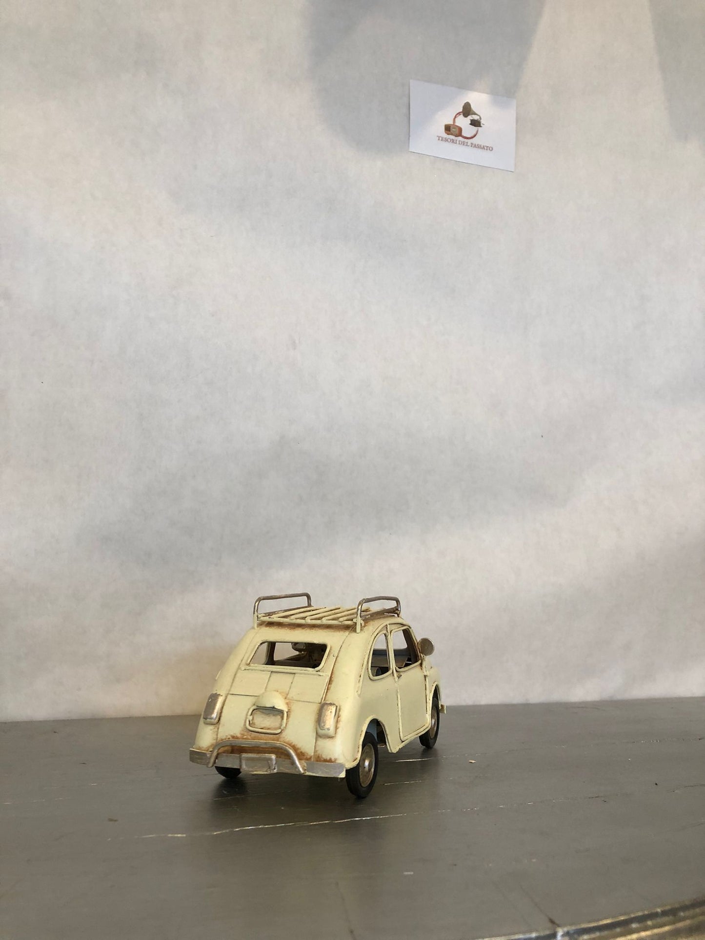 decorazione retrò per casa, ufficio, locali e vetrine

idea regalo originale per amanti delle auto italiane

pezzo da collezione per modellini auto d’epoca

arredamento vintage per ambienti in stile industriale o classico

macchina vintage avorio in metallo

modellino Fiat 500 retrò

auto d’epoca in ferro arredamento

miniature auto collezione

Fiat 500 vintage decorazione

modellini auto artigianali

regali originali auto storiche

arredamento vintage italiano

oggetti decorativi retrò auto

auto classiche