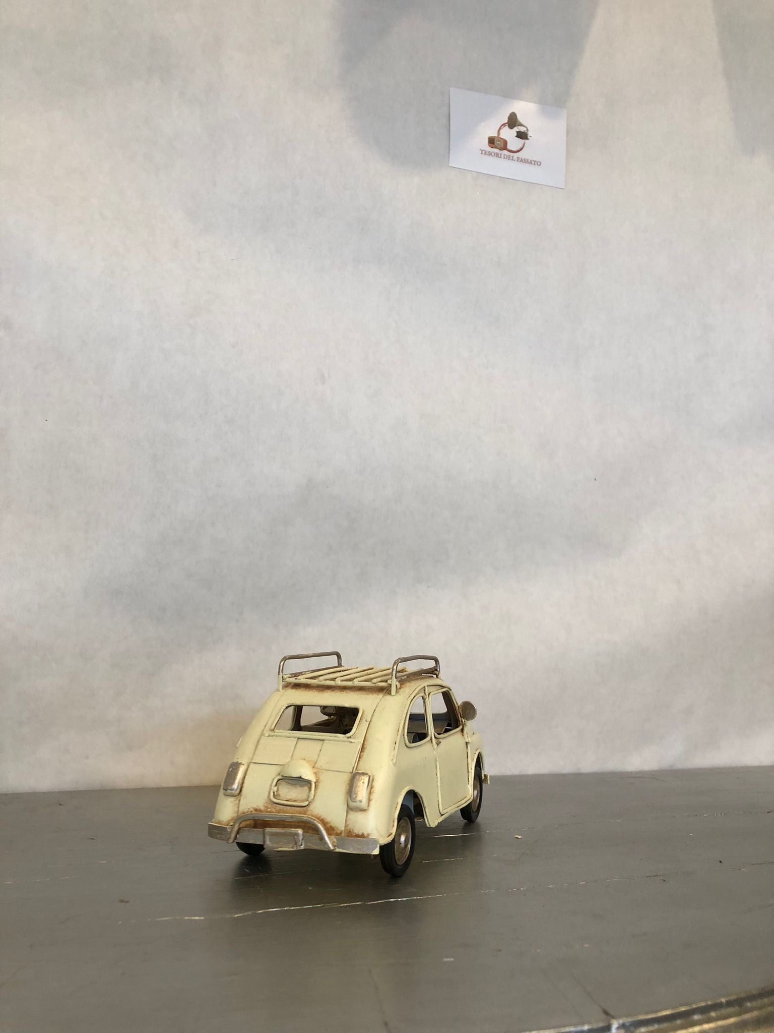 decorazione retrò per casa, ufficio, locali e vetrine

idea regalo originale per amanti delle auto italiane

pezzo da collezione per modellini auto d’epoca

arredamento vintage per ambienti in stile industriale o classico

macchina vintage avorio in metallo

modellino Fiat 500 retrò

auto d’epoca in ferro arredamento

miniature auto collezione

Fiat 500 vintage decorazione

modellini auto artigianali

regali originali auto storiche

arredamento vintage italiano

oggetti decorativi retrò auto

auto classiche