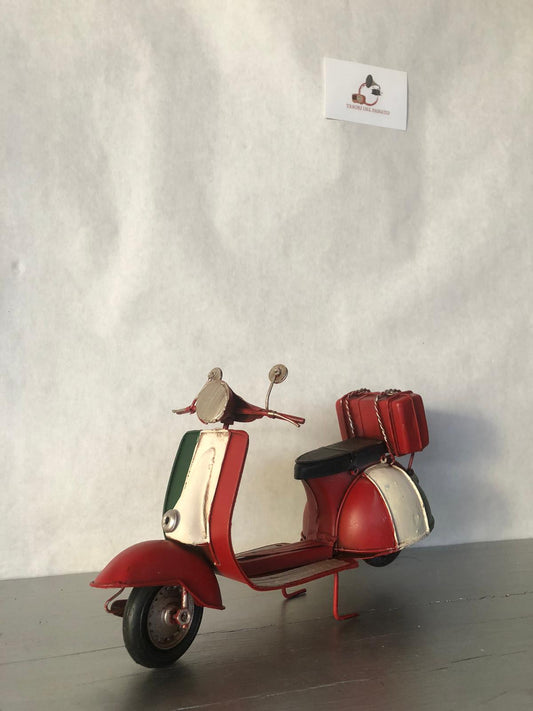 Vespa rossa tricolore vintage in metallo con valigia – Decorazione d’arredo retrò Made in Italy