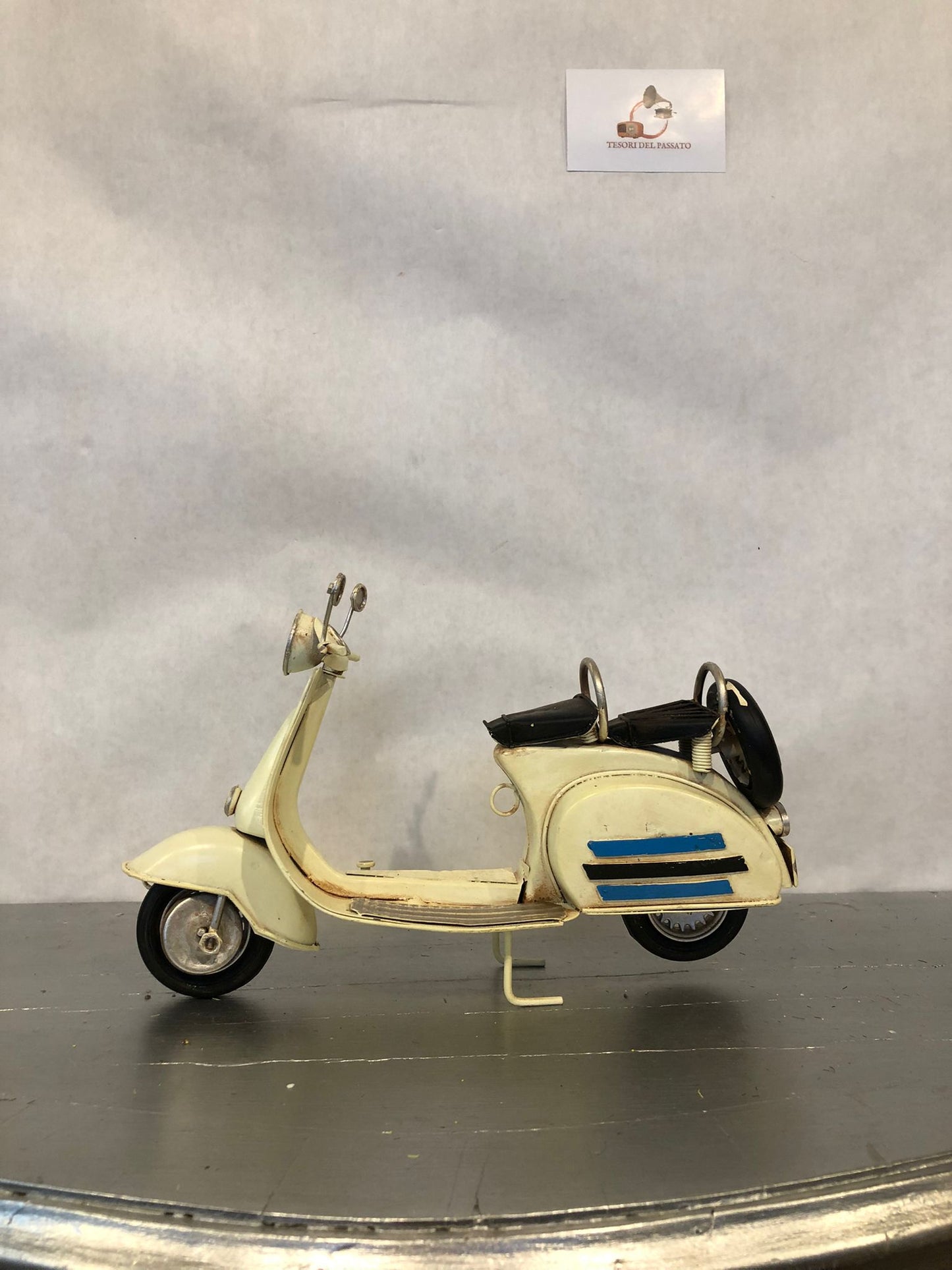 pezzo da collezione per appassionati di scooter storici

arredamento vintage per soggiorno, scrivania o vetrine

regalo originale per amanti delle Vespa e del Made in Italy

decorazione retrò per locali e negozi a tema anni ‘50 e ‘6