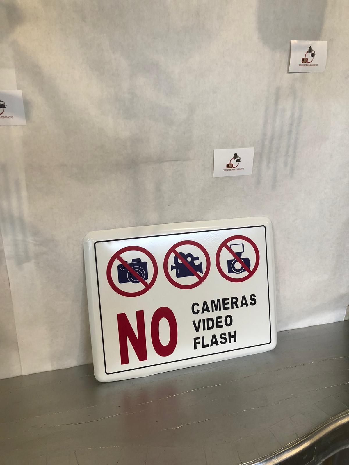 Cartello Divieto “NO Cameras Video Flash” – Targa Segnaletica in Metallo per Locali, Eventi e Aziende