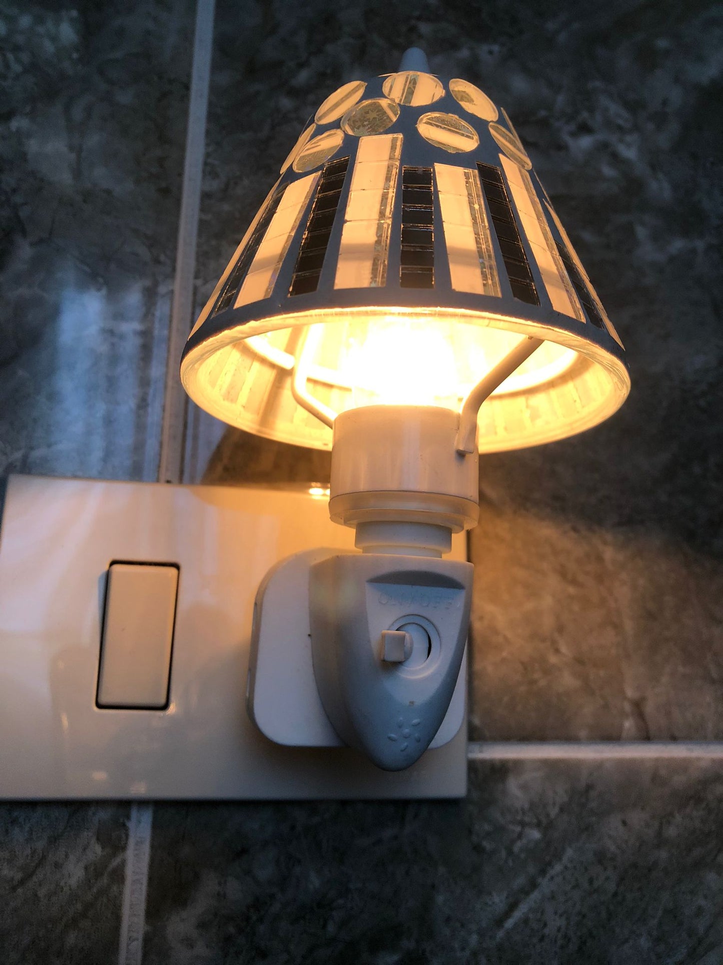 Lampada notturna LED a risparmio energetico

Paralume mosaico con design unico ed elegante

Ideale per camera da letto, bagno, corridoio e cameretta

Facile installazione: si collega direttamente alla presa elettrica

Luce calda e soffusa, perfetta per relax e sicurezza notturna