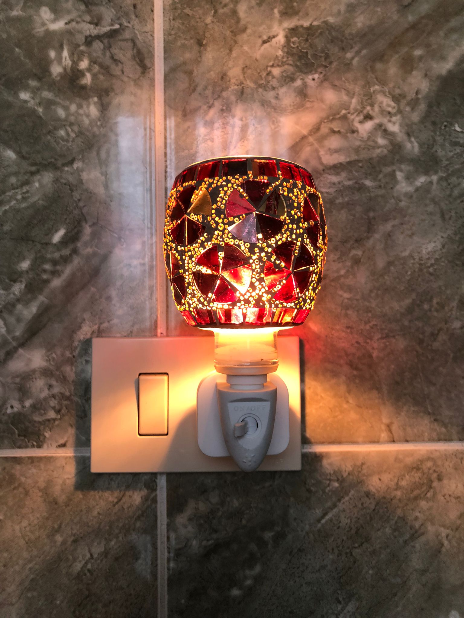 Paralume rosso mosaico dal design orientale e raffinato

Lampada notturna LED a risparmio energetico

Perfetta per camera da letto, bagno, corridoio e soggiorno

Ideale come luce decorativa, di cortesia o da comodino

Installazione semplice: basta collegarla alla presa elettrica