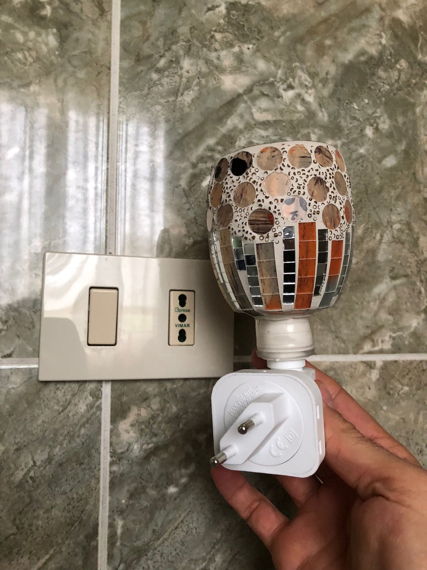 Lampada Notturna da Presa con Paralume Mosaico Giallo e Nero – Luce Notturna LED Decorativa per Camera da Letto, Bagno e Corridoio