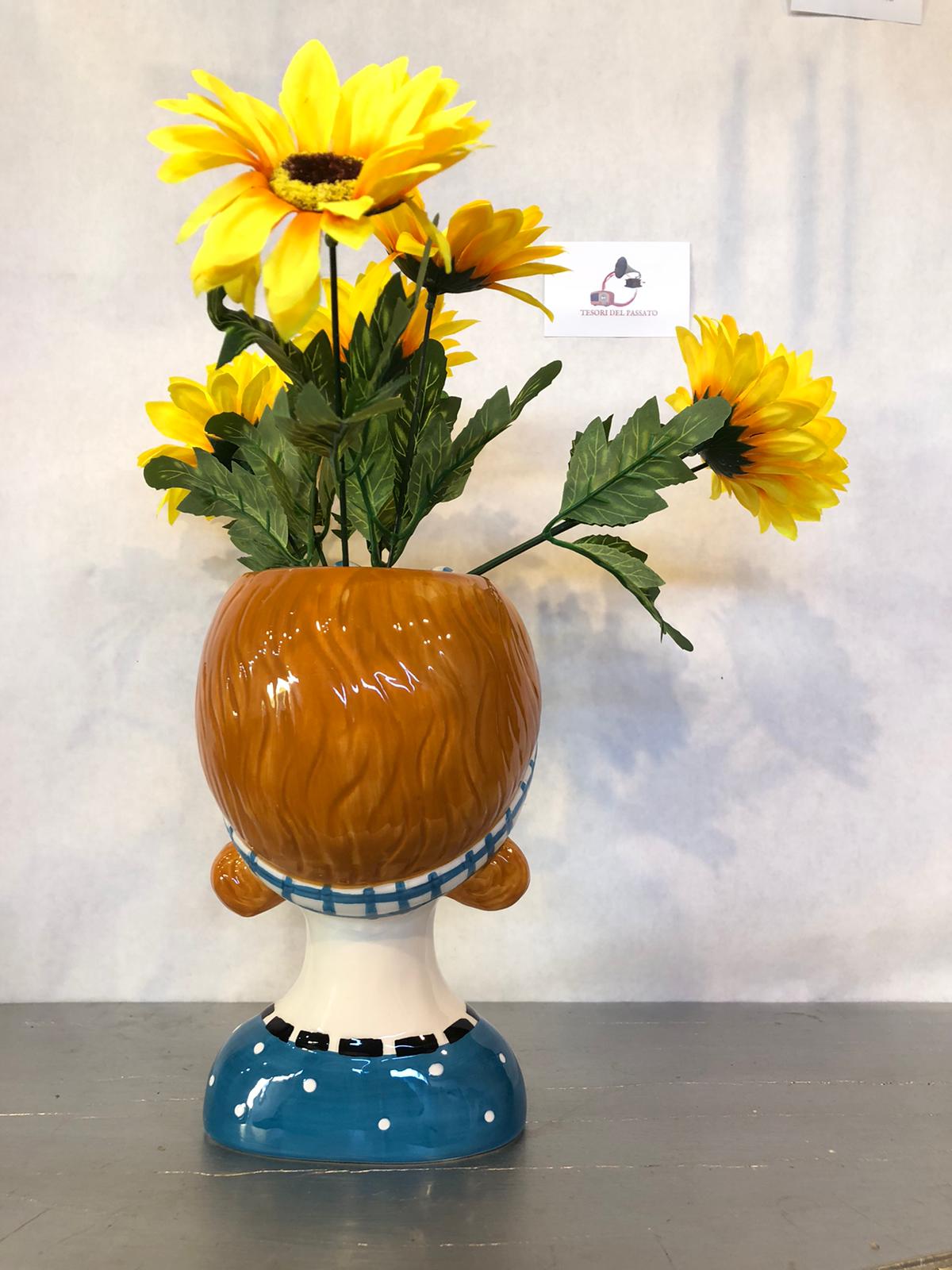 Vaso Volto Donna con Fiocco Azzurro in Ceramica – Design Retrò per Fiori e Piante