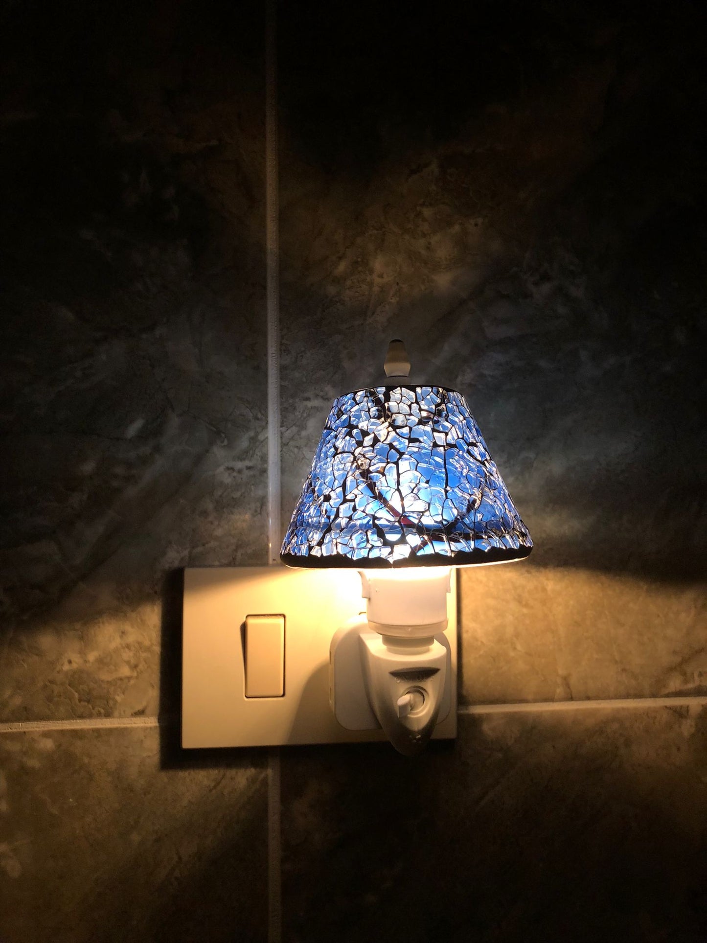 Lampada Notturna da Presa con Paralume Mosaico Blu – Luce Notturna LED Decorativa per Camera da Letto, Bagno e Corridoio