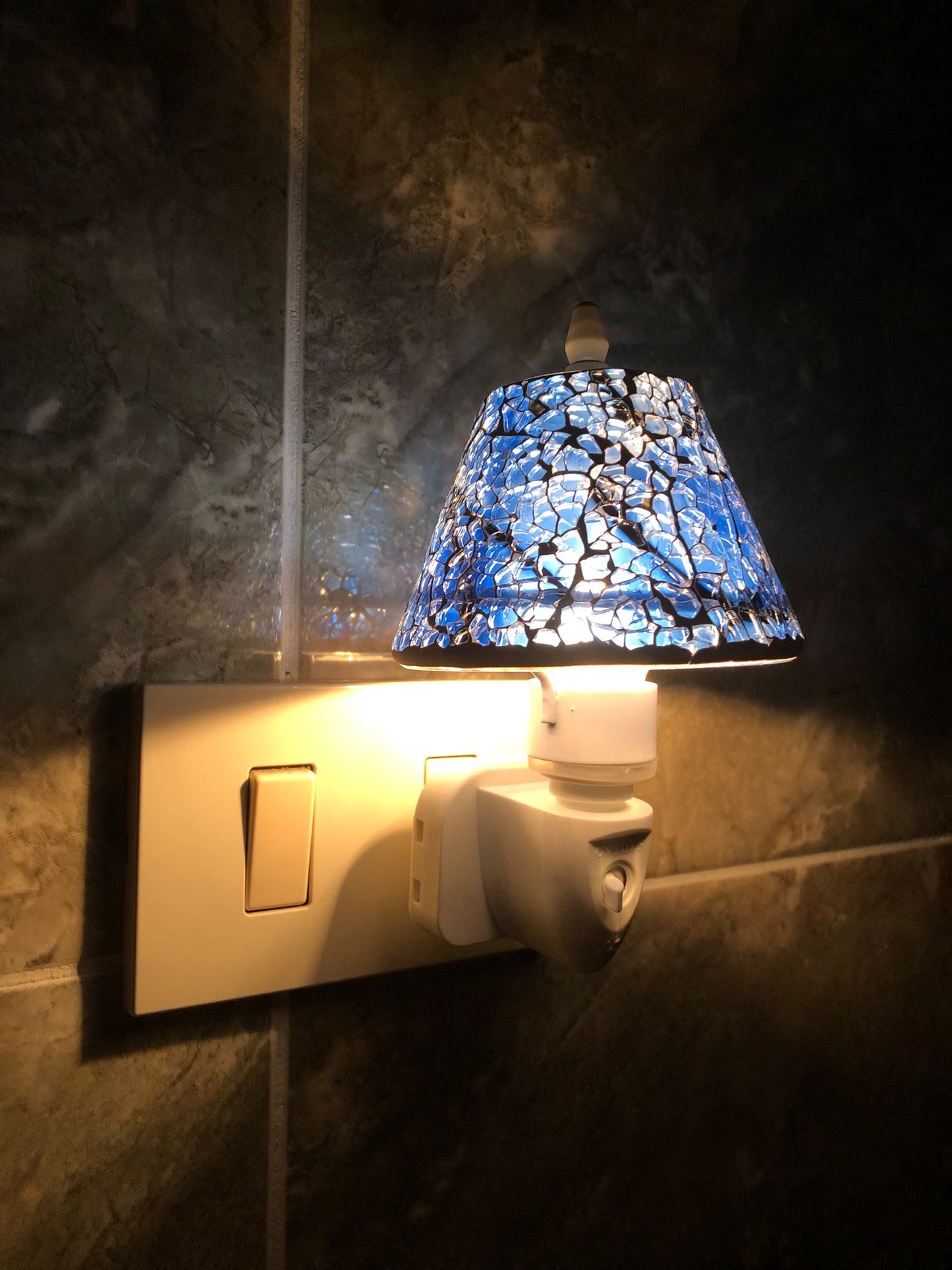 Lampada Notturna da Presa con Paralume Mosaico Blu – Luce Notturna LED Decorativa per Camera da Letto, Bagno e Corridoio