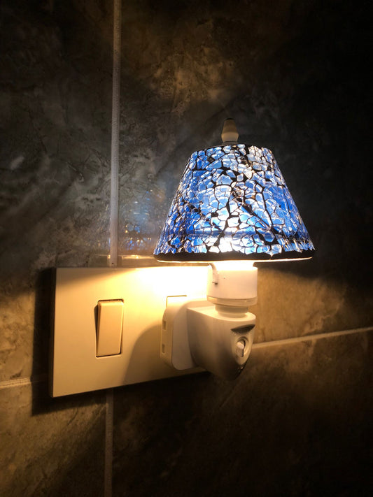 Lampada Notturna da Presa con Paralume Mosaico Blu – Luce Notturna LED Decorativa per Camera da Letto, Bagno e Corridoio