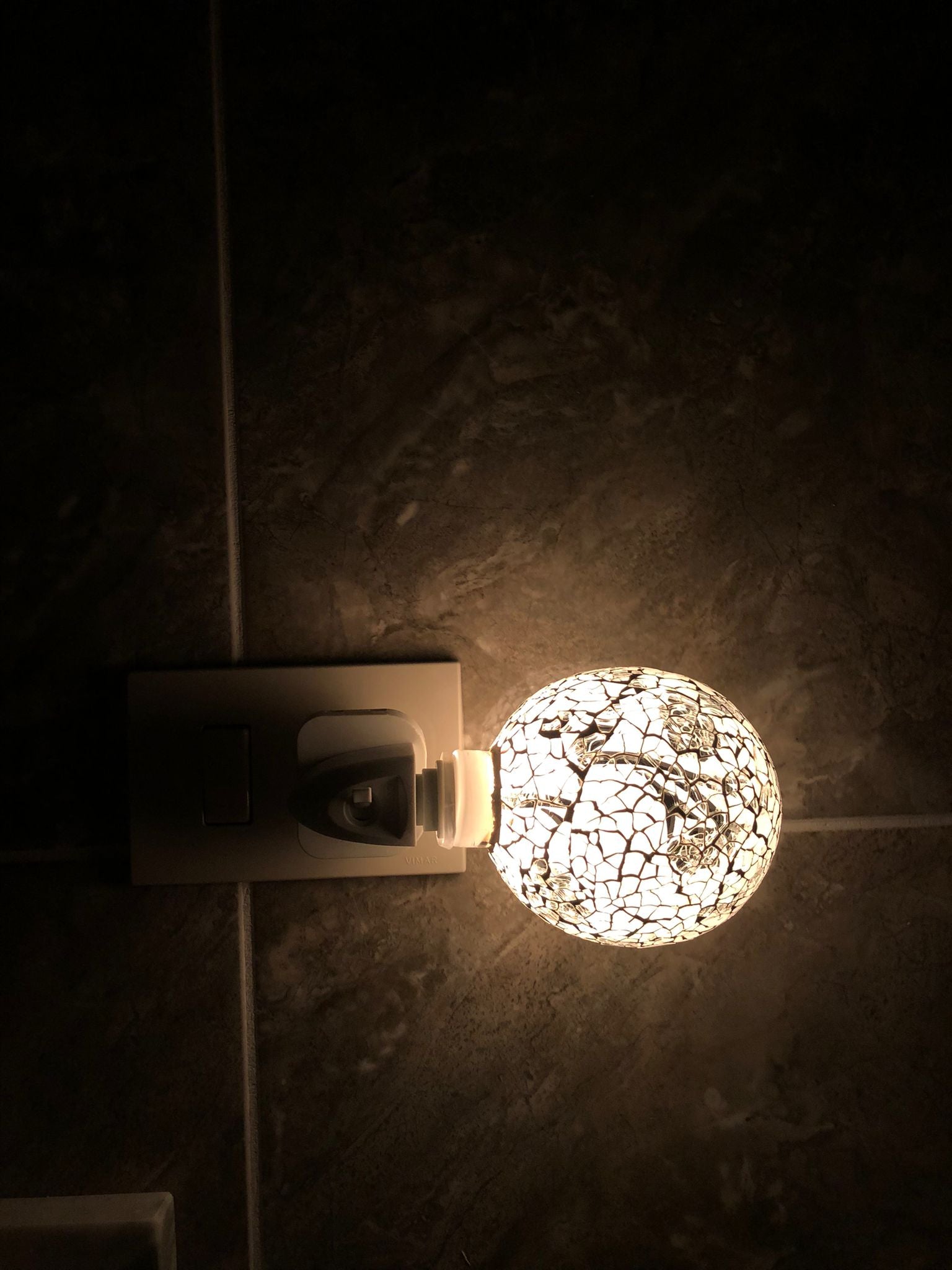 Paralume sferico in mosaico bianco e argento

Luce LED a basso consumo energetico

Perfetta per camera da letto, bagno, soggiorno, corridoio e cameretta

Luce calda, soffusa e rilassante

Collegamento diretto alla presa elettrica, senza installazioni