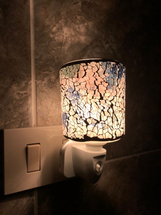 Lampada Notturna da Presa con Paralume Cilindrico Mosaico Bianco e Blu – Luce Notturna LED Decorativa Elegante