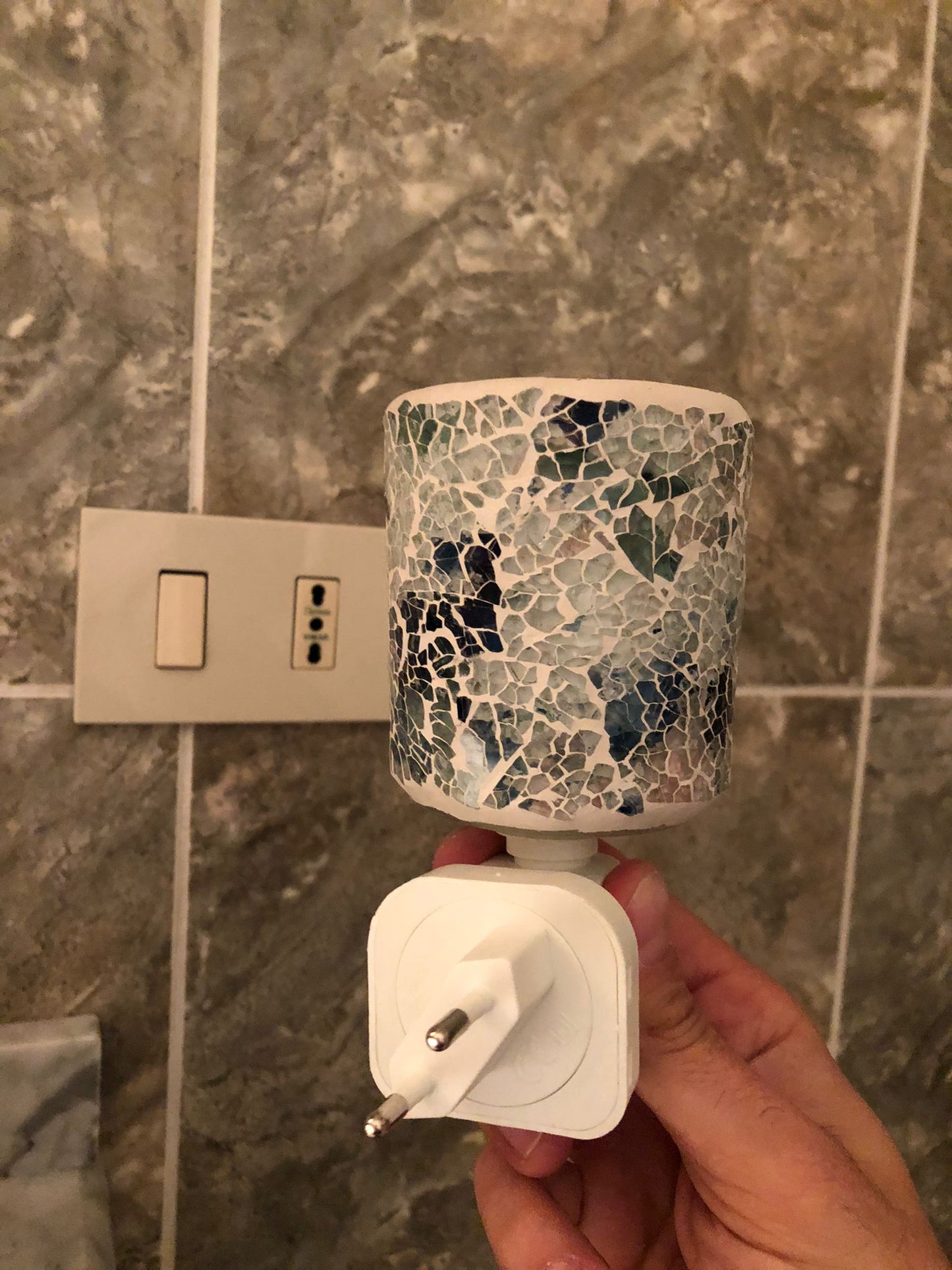 Lampada Notturna da Presa con Paralume Cilindrico Mosaico Bianco e Blu – Luce Notturna LED Decorativa Elegante