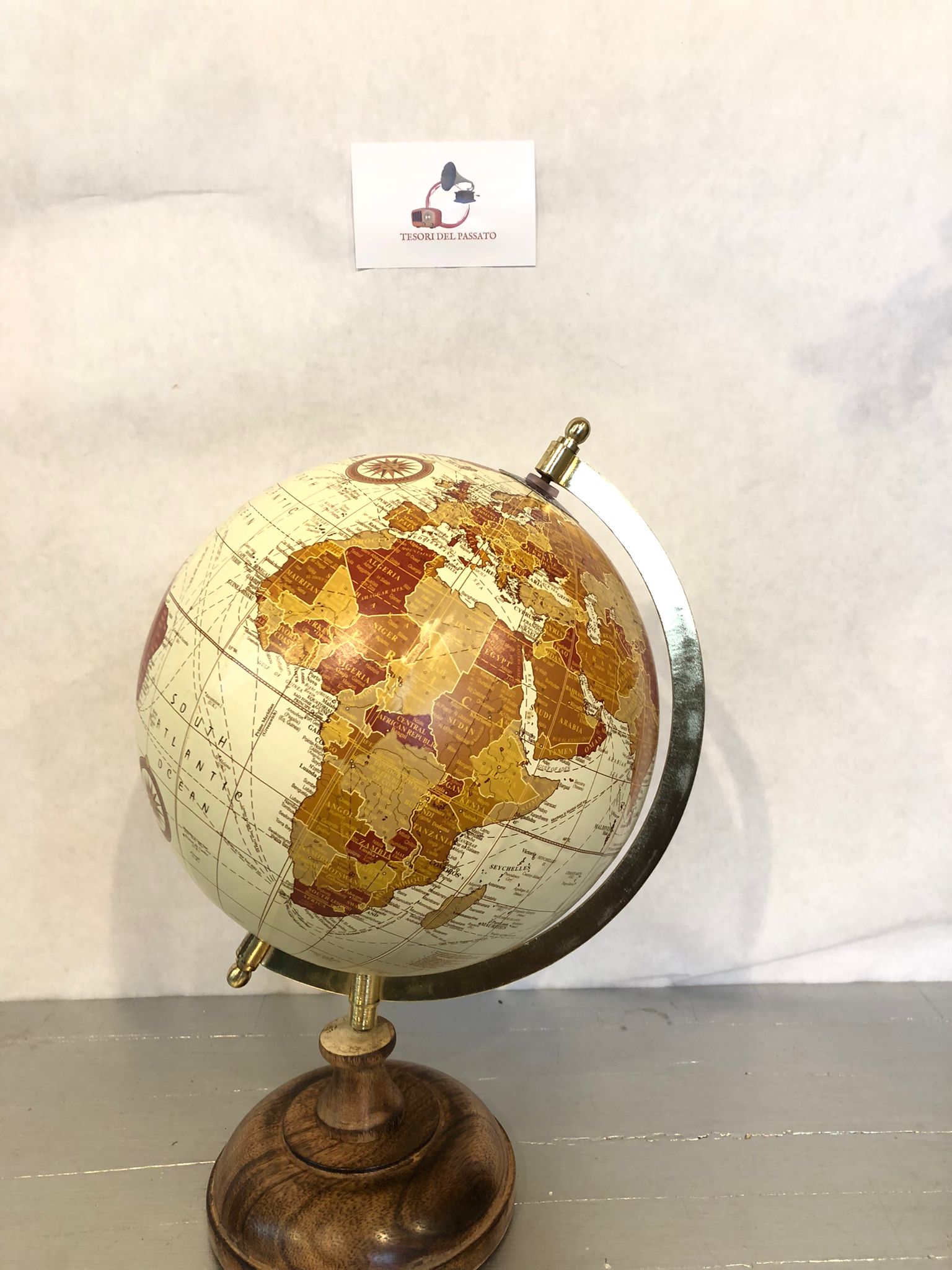 arredamento vintage e classico per casa e ufficio

decorazione elegante per studi e librerie

collezione di mappamondi e oggetti storici

regalo raffinato per amanti dei viaggi
mappamondo vintage seppia

globo terrestre retrò arredamento

mappamondo con base in legno

globo antico decorativo

arredamento studio e libreria vintage

regalo elegante per viaggiatori

oggetti decorativi classici retrò

mappamondo d’epoca da tavolo

globo terrestre artigianale

arredamento ufficio elegante
