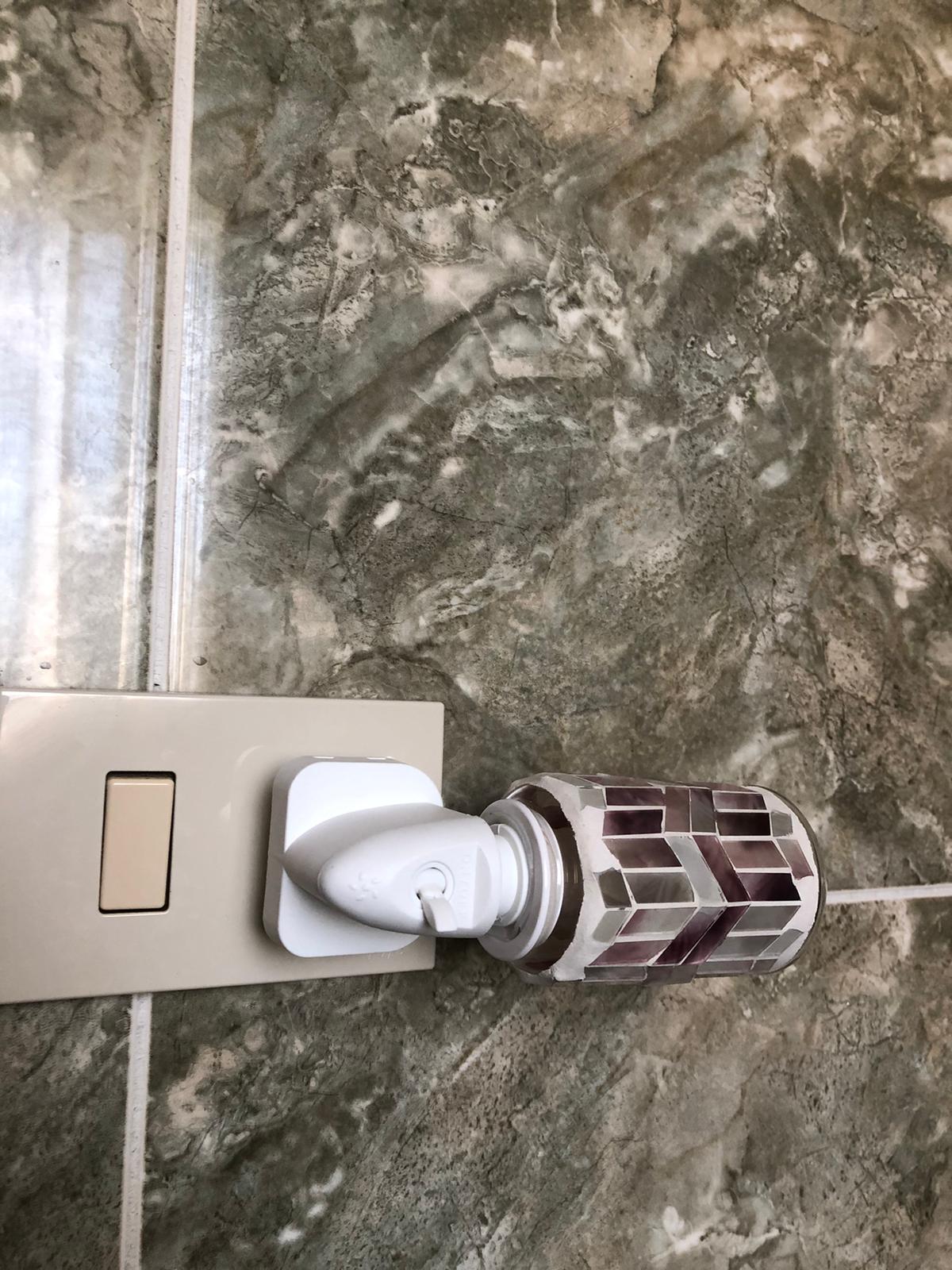 Lampada Notturna da Presa con Paralume Esagonale Mosaico Arancio e Bianco – Luce Notturna LED Decorativa Moderna