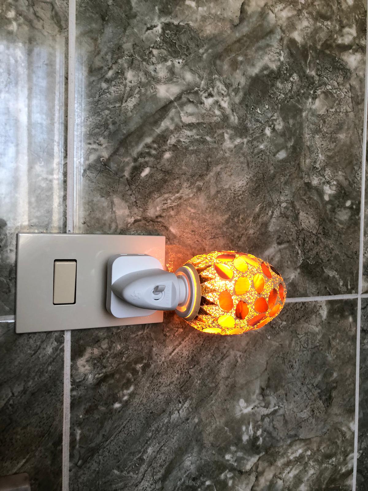 Paralume ovale mosaico arancio dal design artigianale

Luce LED calda e a basso consumo energetico

Perfetta per camera da letto, bagno, soggiorno e corridoio

Ideale come luce di cortesia o lampada decorativa

Collegamento semplice alla presa elettrica