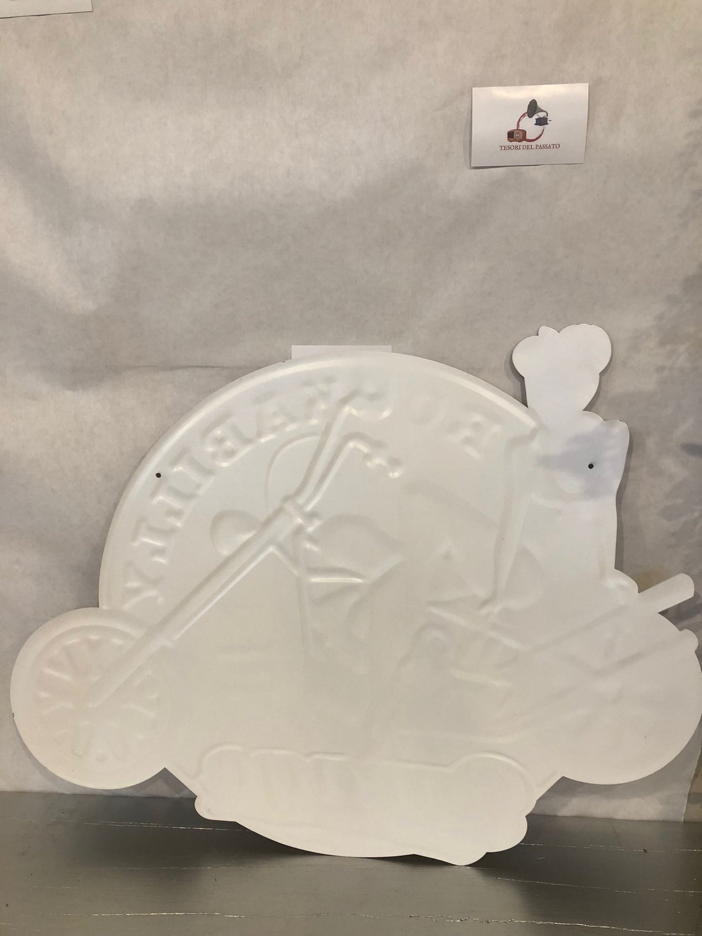 Cartello in Metallo Rockabilly Garage con Pin Up e Moto – Targa Vintage Retrò