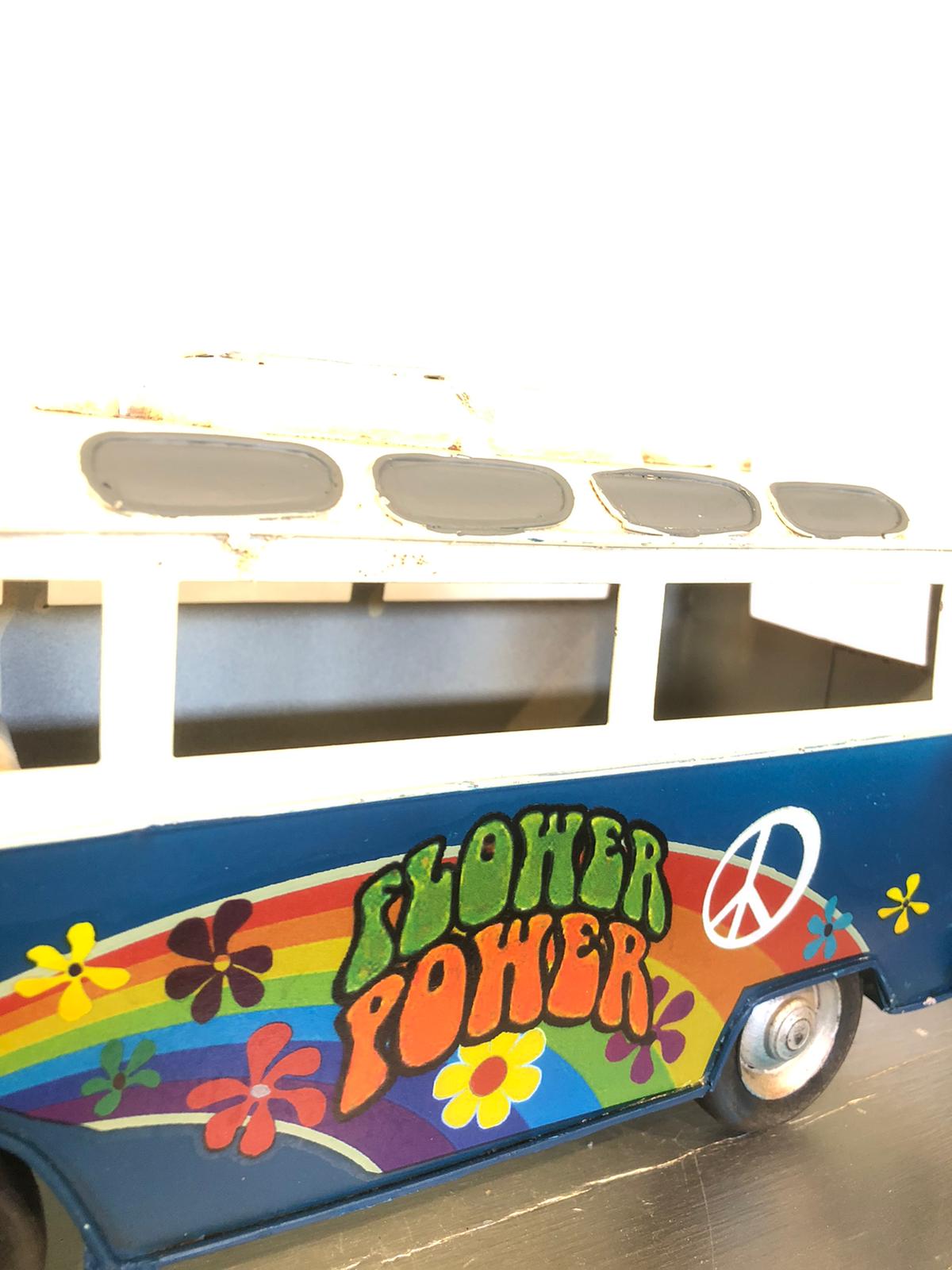 decorazione vintage per la casa e l’ufficio

modellino da collezione auto d’epoca in metallo

regalo per amanti del design retrò e dello stile hippie

accessorio decorativo per negozi e vetrine a tema anni ’70