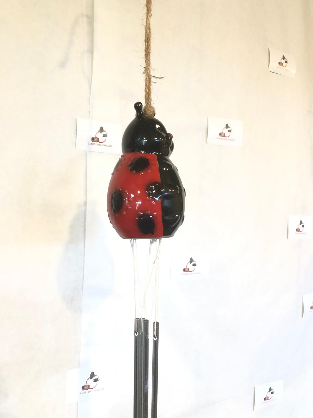 Pendaglio a Vento Coccinella in Ceramica – Portafortuna Decorativo da Giardino