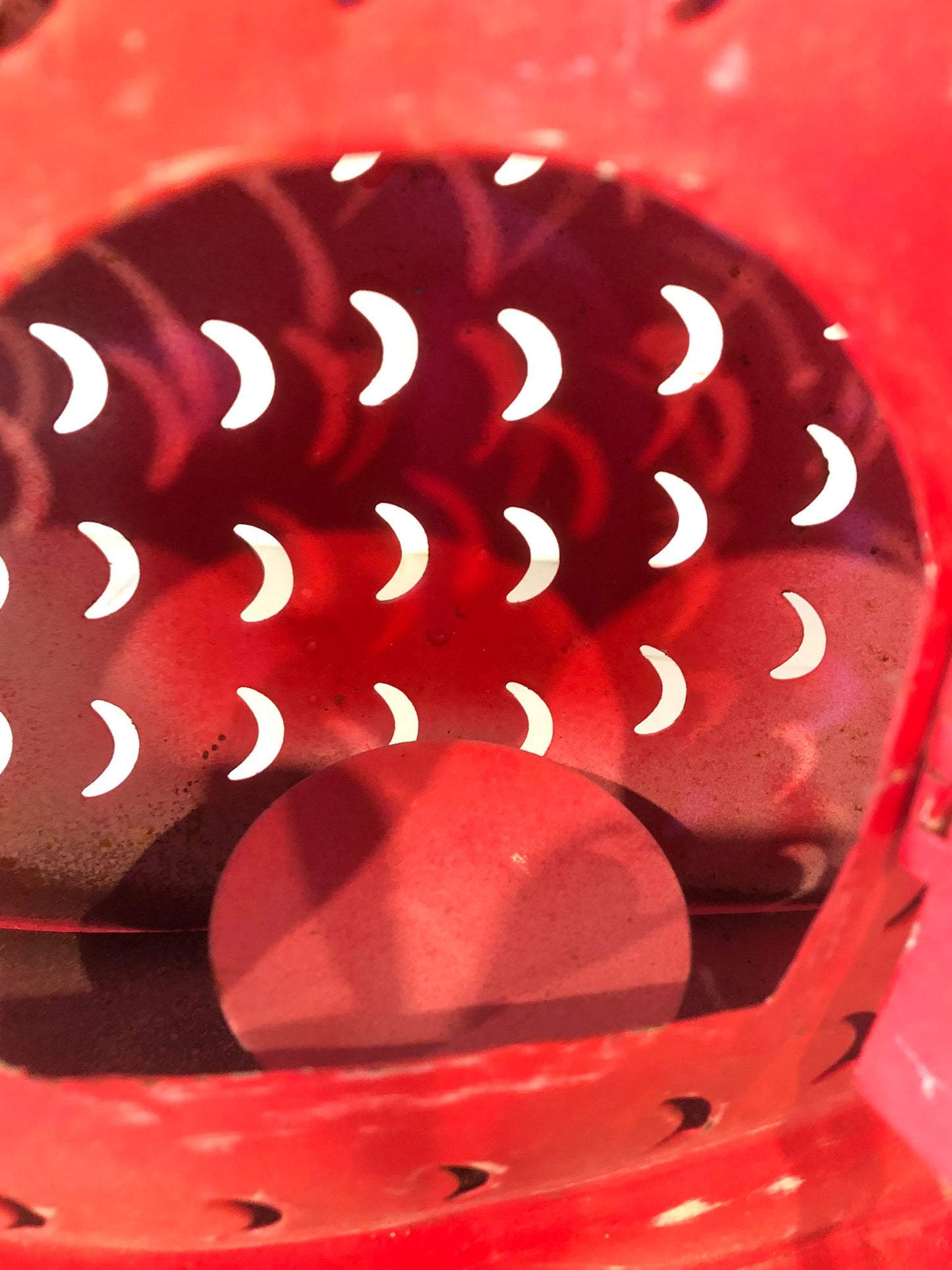 Pesce Rosso in Metallo da Appendere – Scultura Decorativa e Lanterna Portacandela