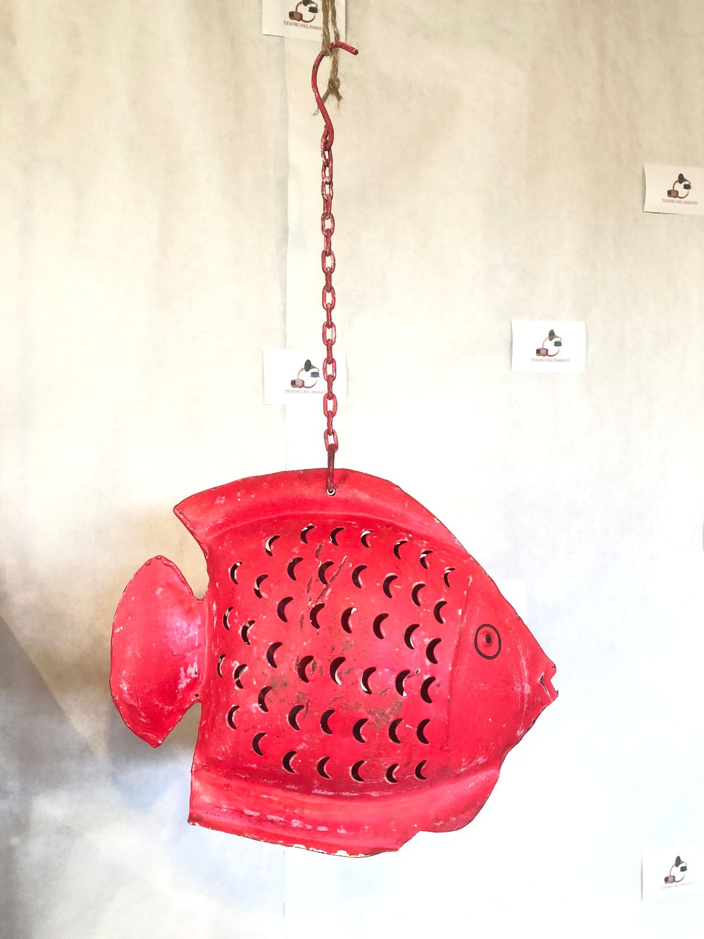 Pesce Rosso in Metallo da Appendere – Scultura Decorativa e Lanterna Portacandela