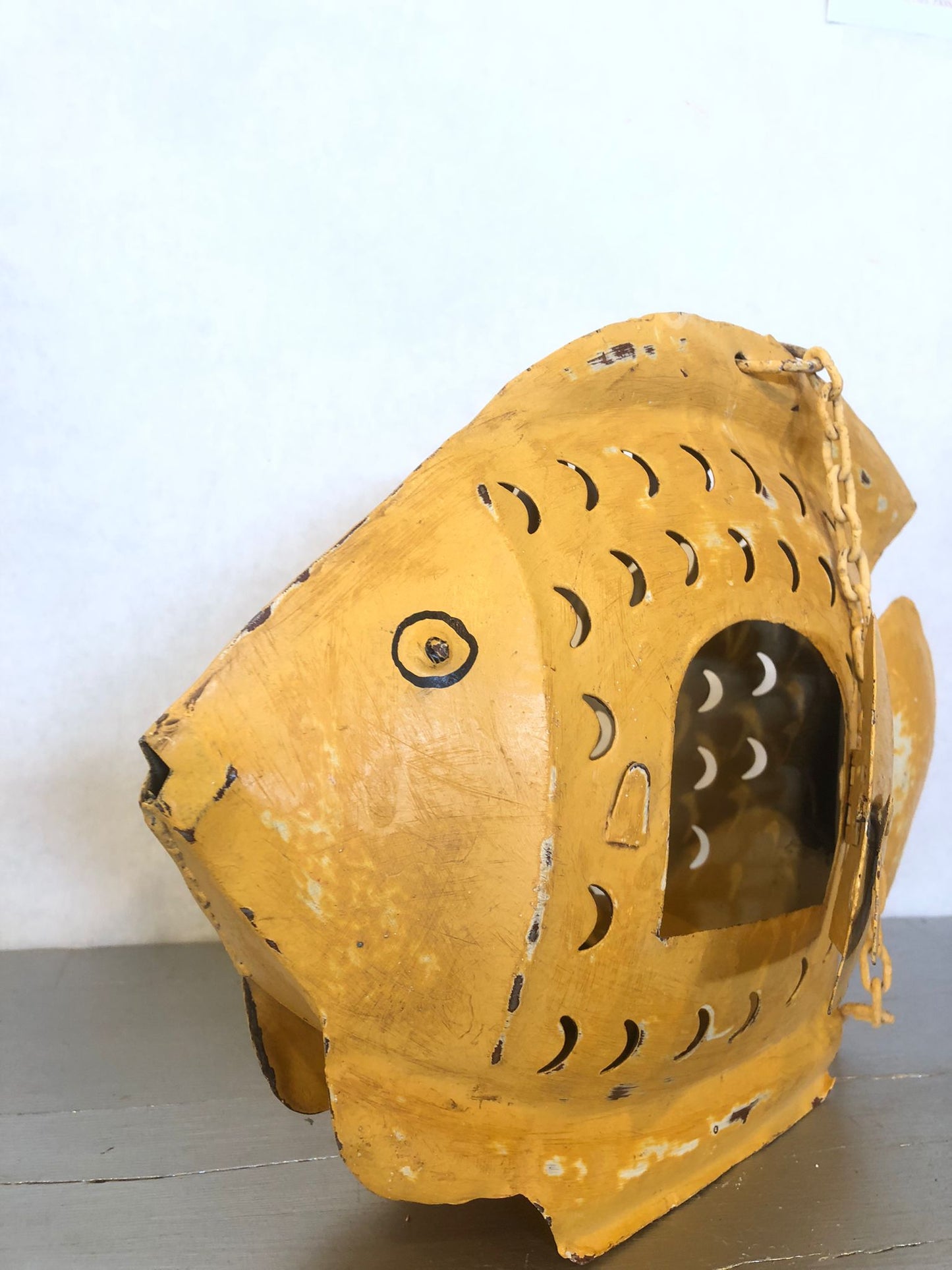 Pesce Giallo in Metallo da Appendere – Lanterna Portacandela e Decorazione Giardino