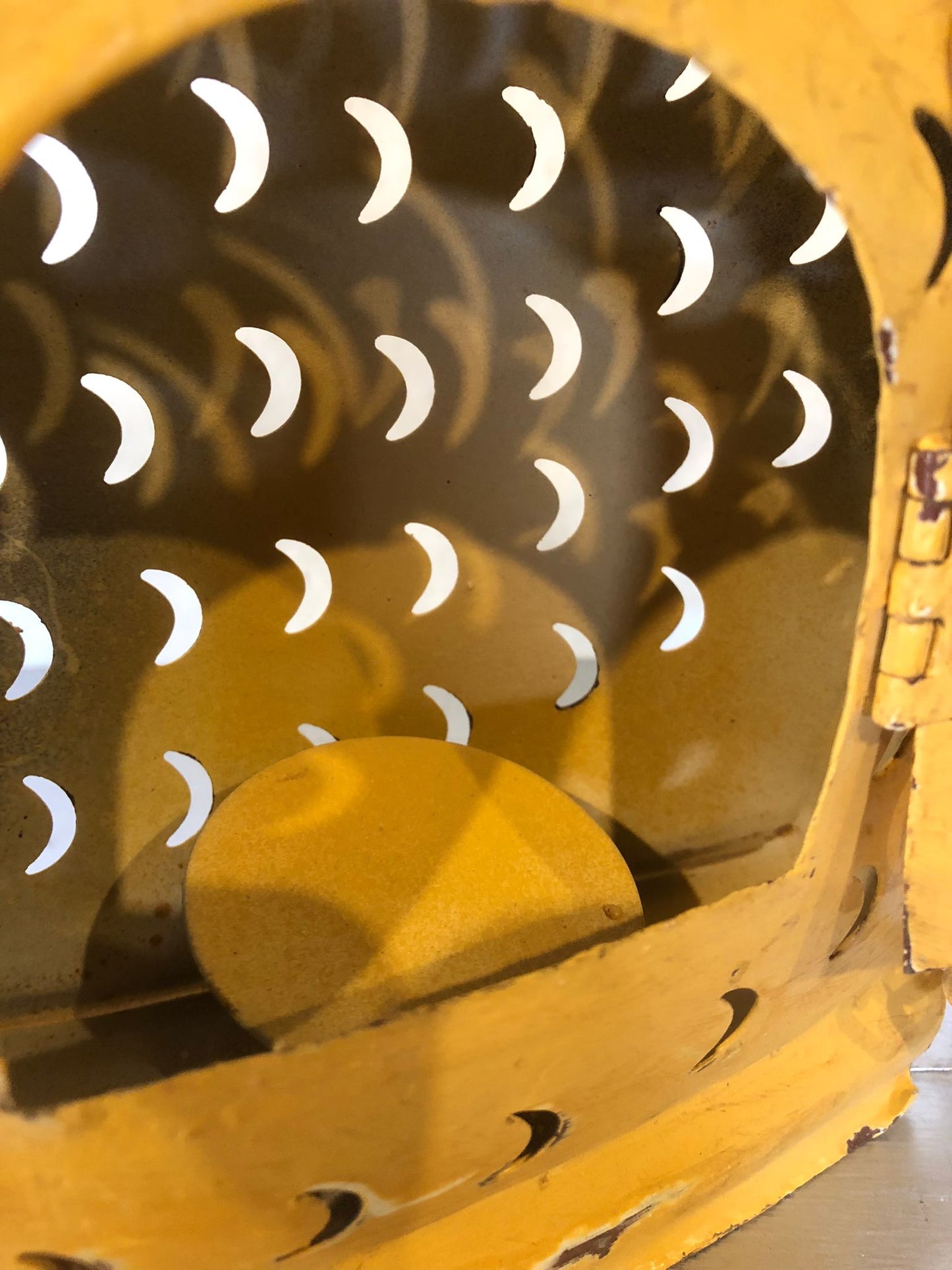 Pesce Giallo in Metallo da Appendere – Lanterna Portacandela e Decorazione Giardino