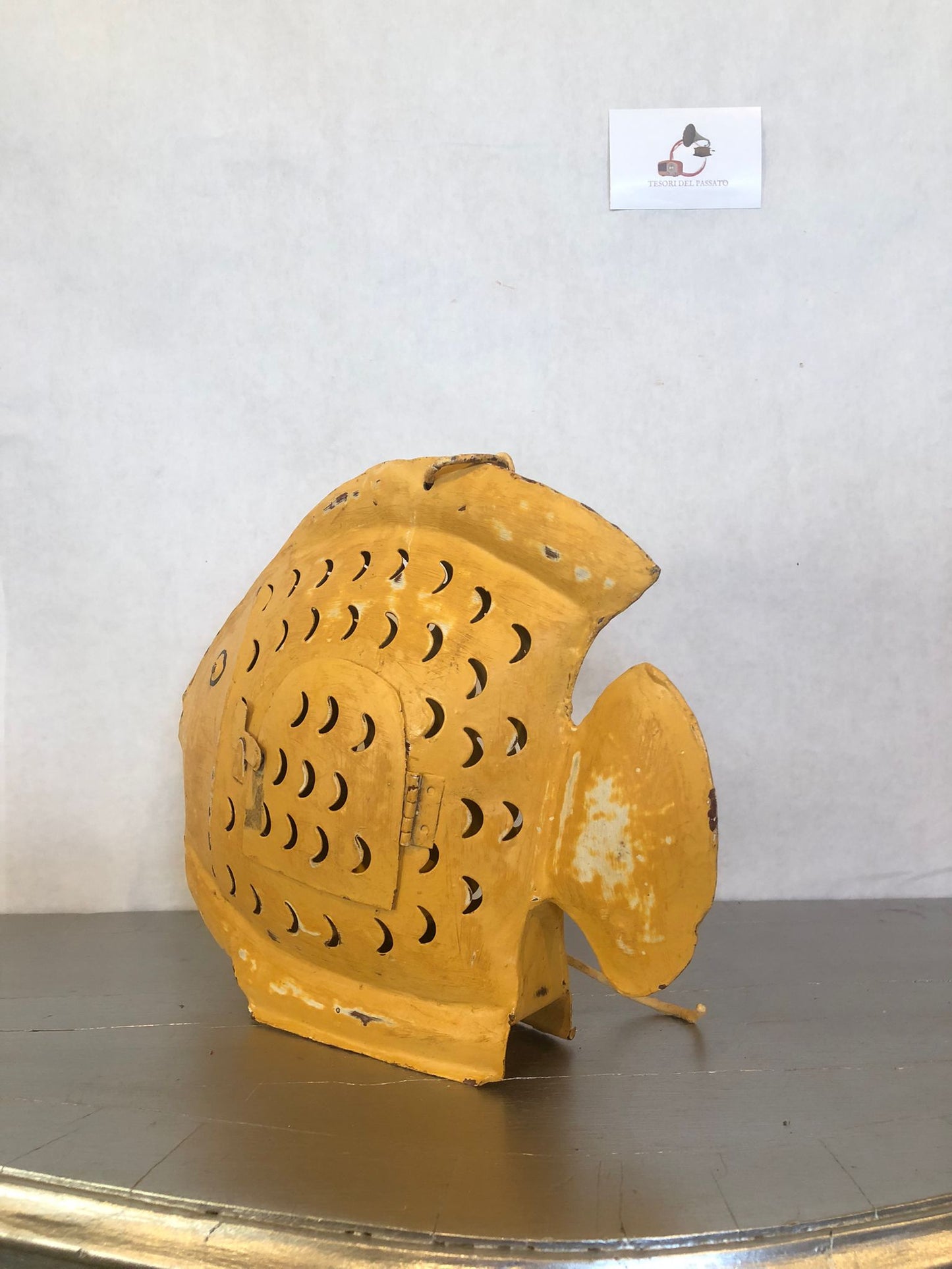 Pesce Giallo in Metallo da Appendere – Lanterna Portacandela e Decorazione Giardino