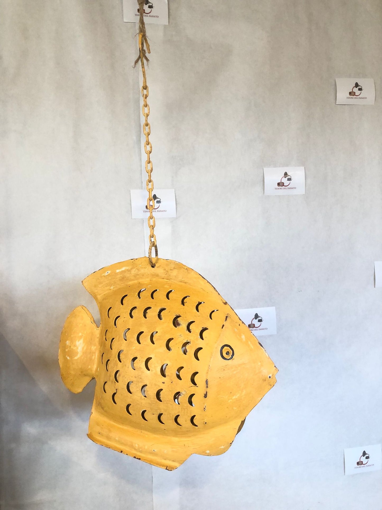 Pesce Giallo in Metallo da Appendere – Lanterna Portacandela e Decorazione Giardino