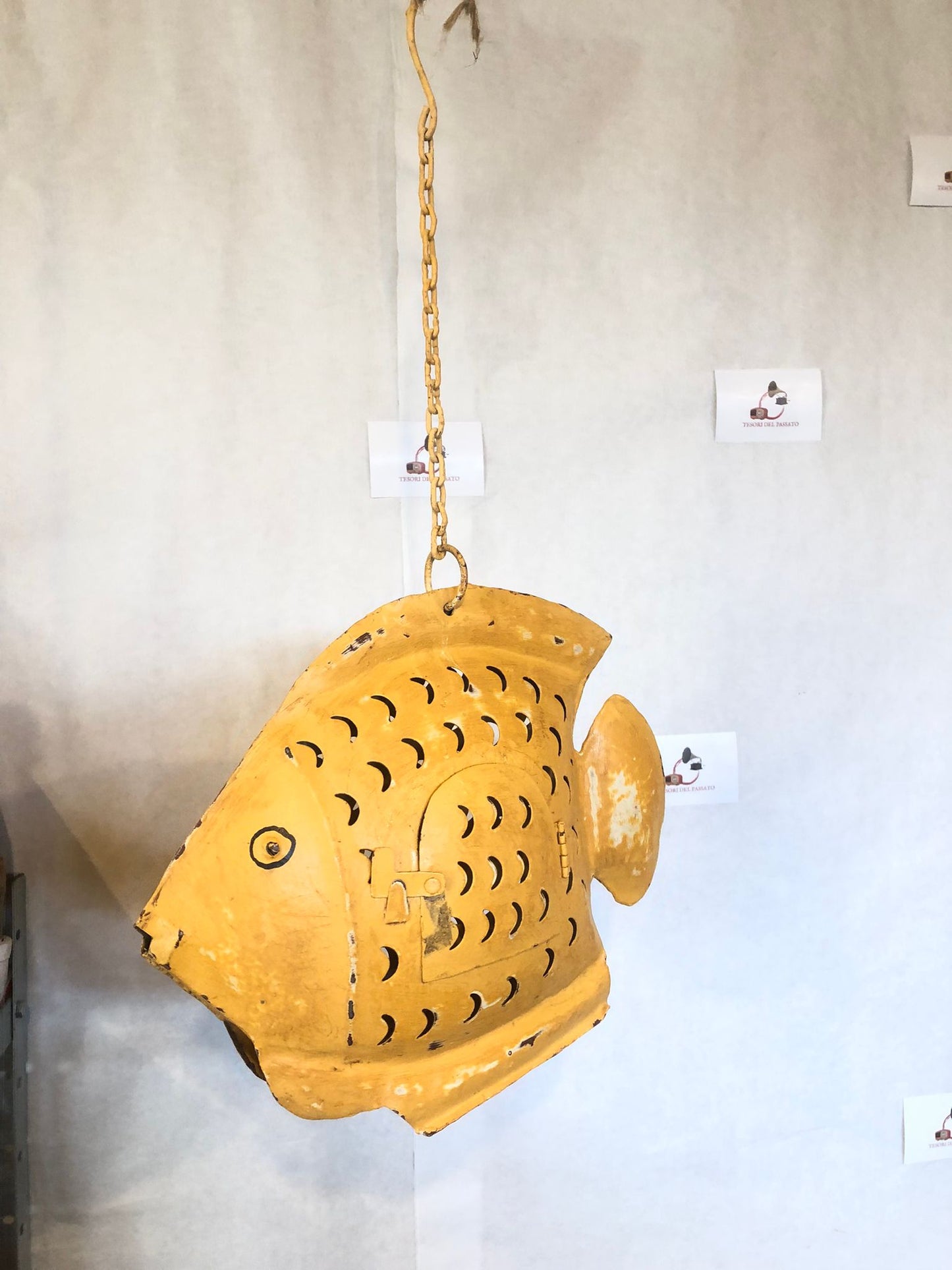 Pesce Giallo in Metallo da Appendere – Lanterna Portacandela e Decorazione Giardino