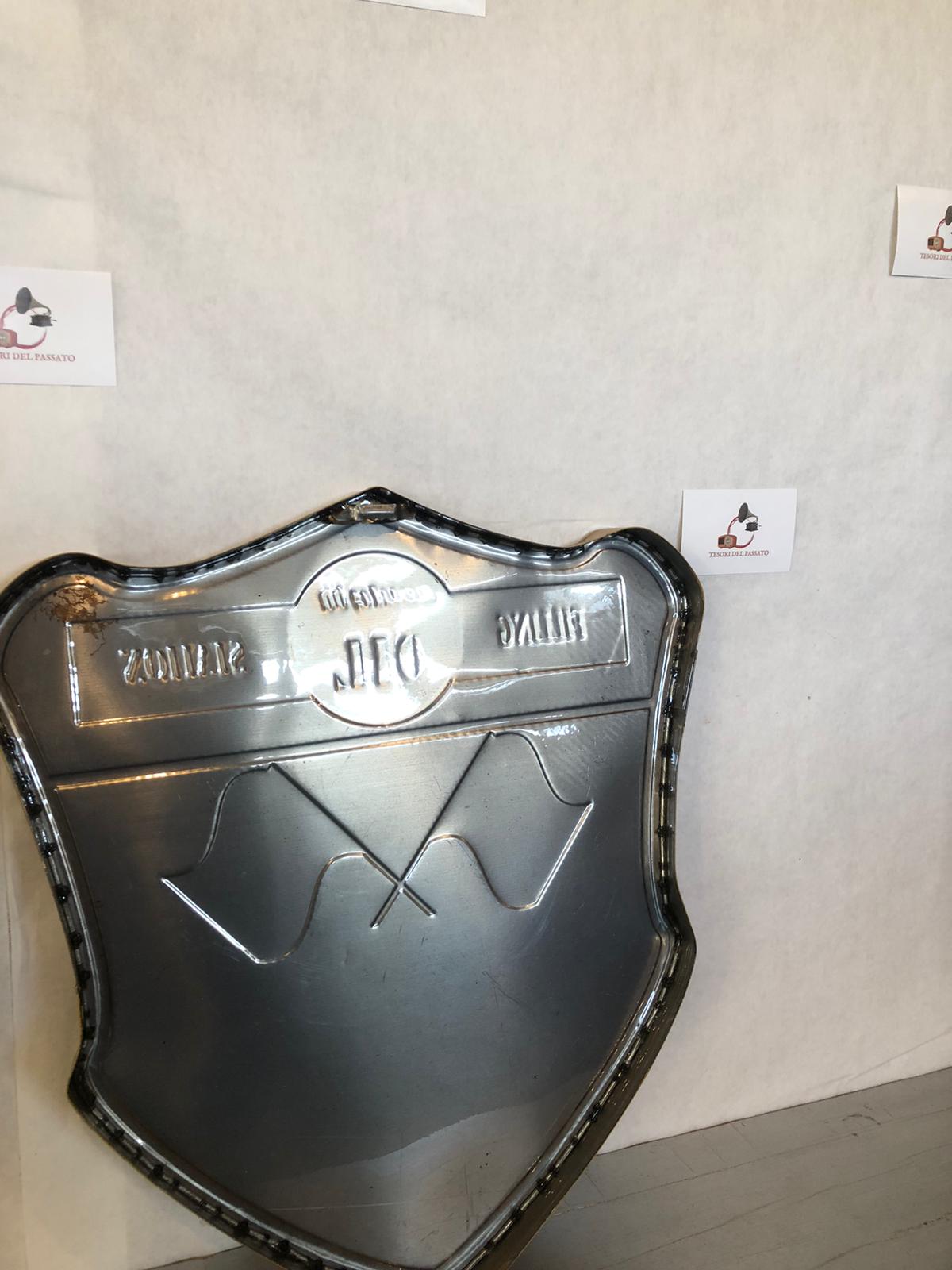 Insegna Vintage Route 66 – Filling Oil Station con Auto d’Epoca e Bandiere Racing