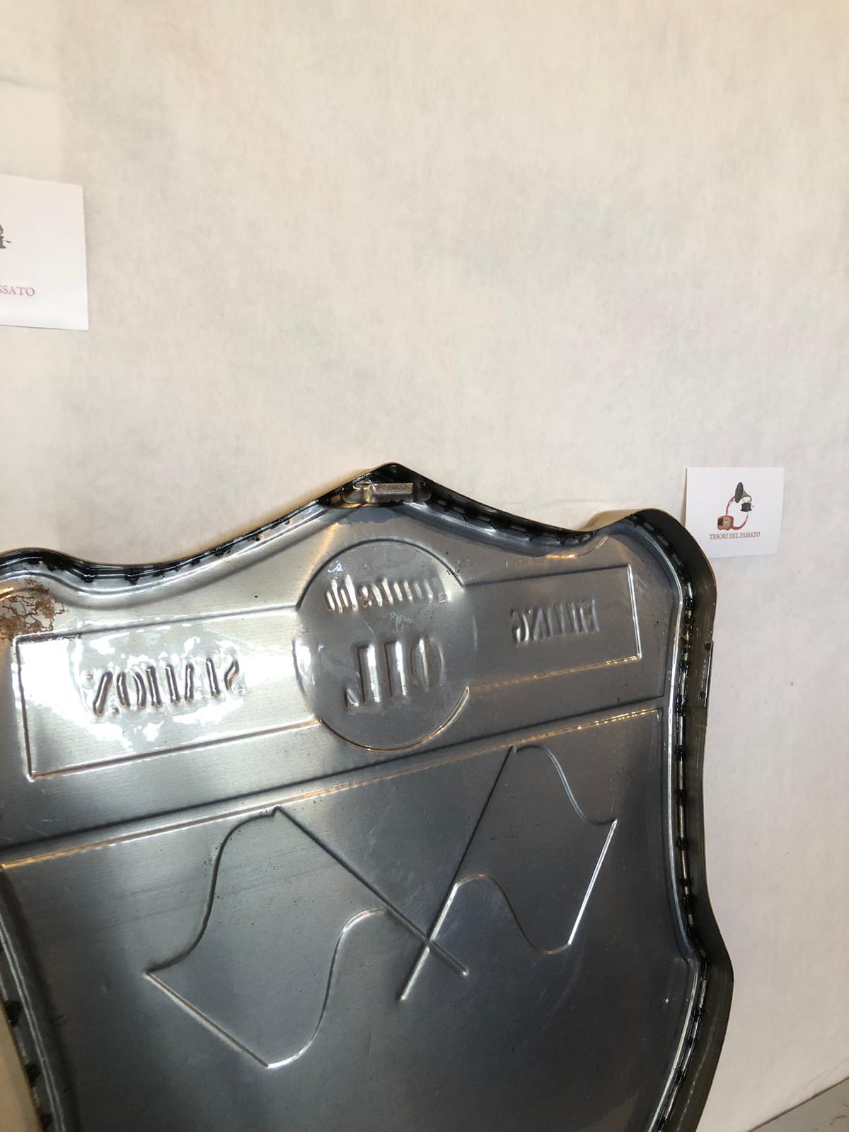 Insegna Vintage Route 66 – Filling Oil Station con Auto d’Epoca e Bandiere Racing