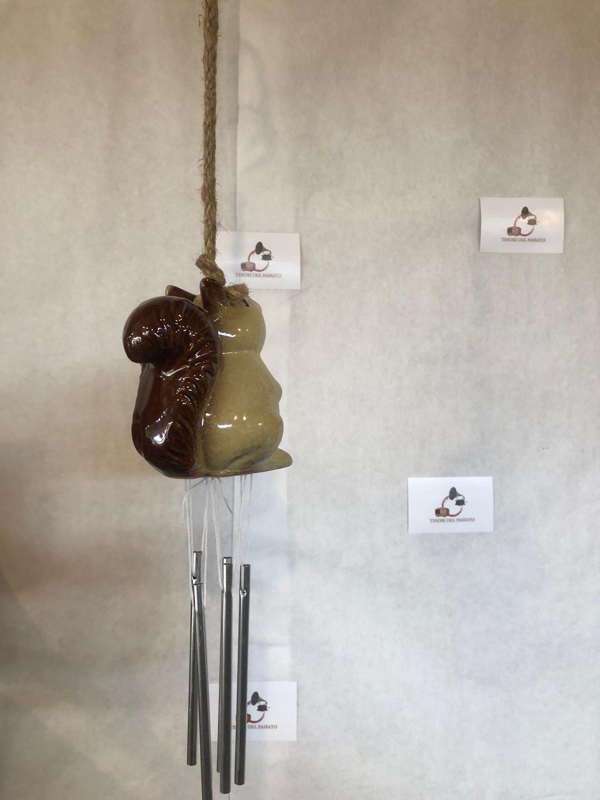 Pendaglio a Vento Scoiattolo in Ceramica – Decorazione da Giardino con Suono Armonioso