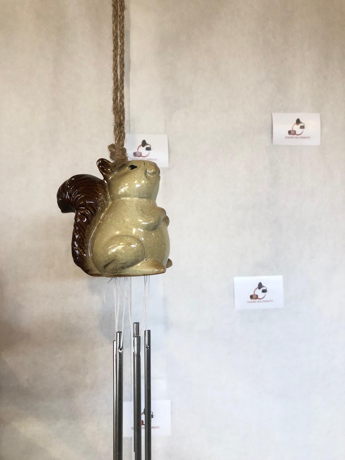 Pendaglio a Vento Scoiattolo in Ceramica – Decorazione da Giardino con Suono Armonioso