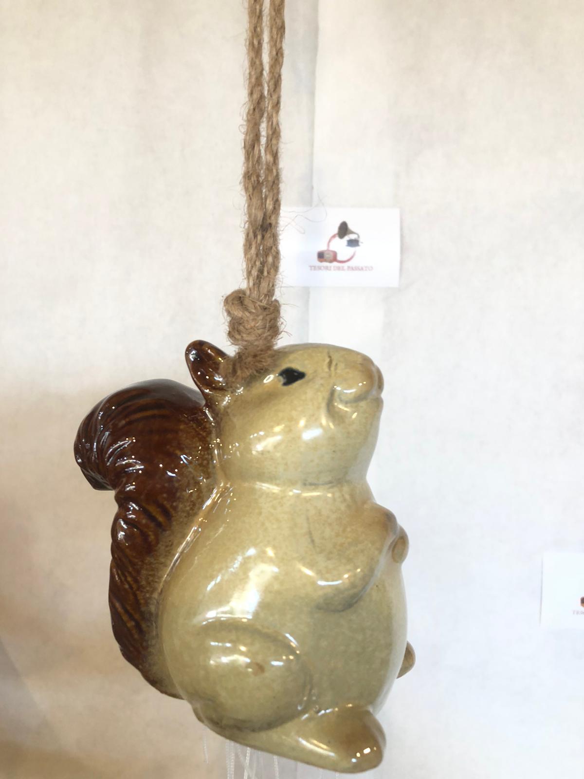 Pendaglio a Vento Scoiattolo in Ceramica – Decorazione da Giardino con Suono Armonioso